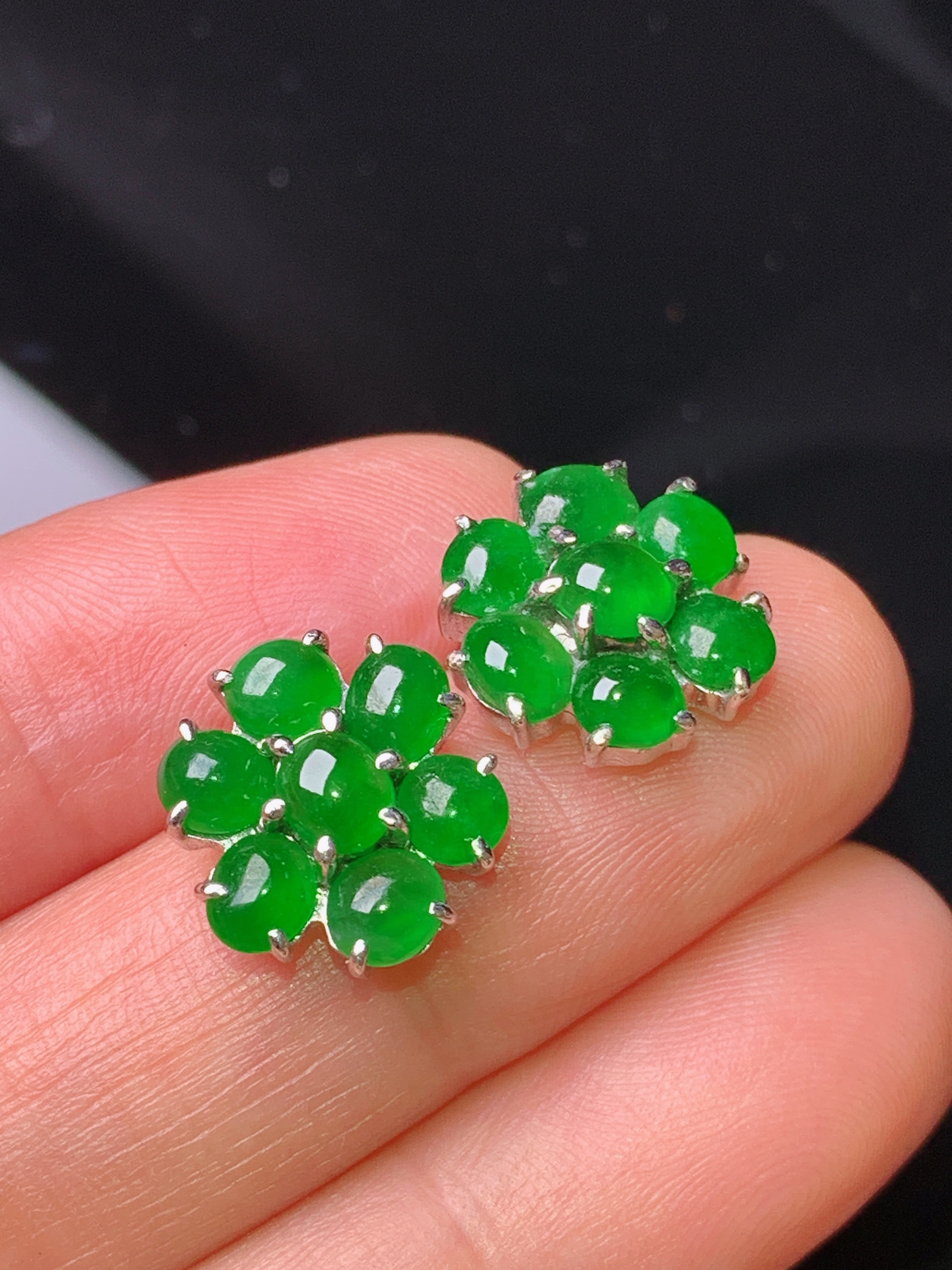 18k金钻镶嵌满绿蛋面耳钉 玉质细腻 色泽艳丽 整体尺寸12.5*5