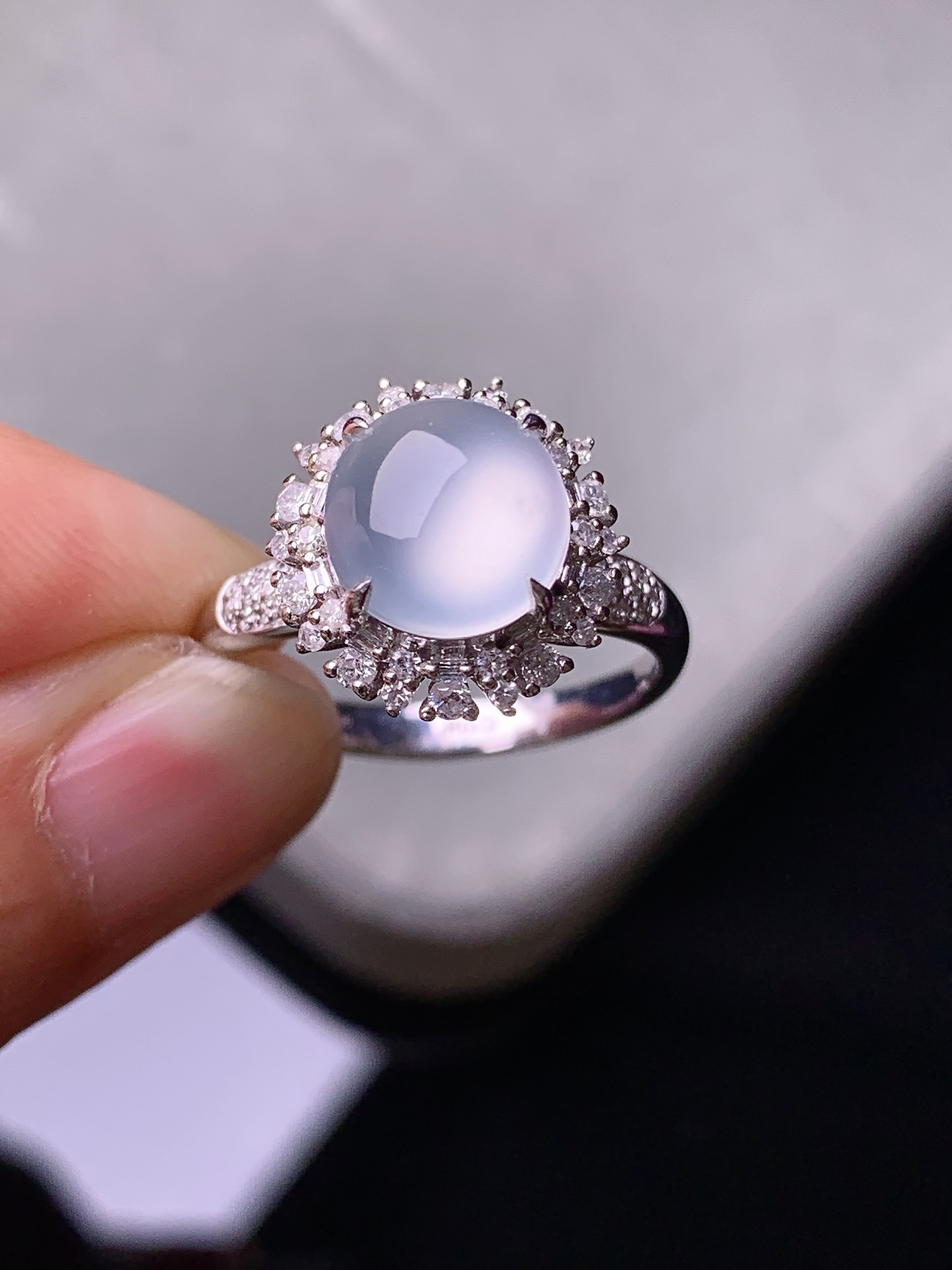 18k金钻镶嵌冰种蛋面戒指 玉质细腻 色泽艳丽 圈口14 整体尺寸13*9.5t1   裸石8.8*8.3*3.2