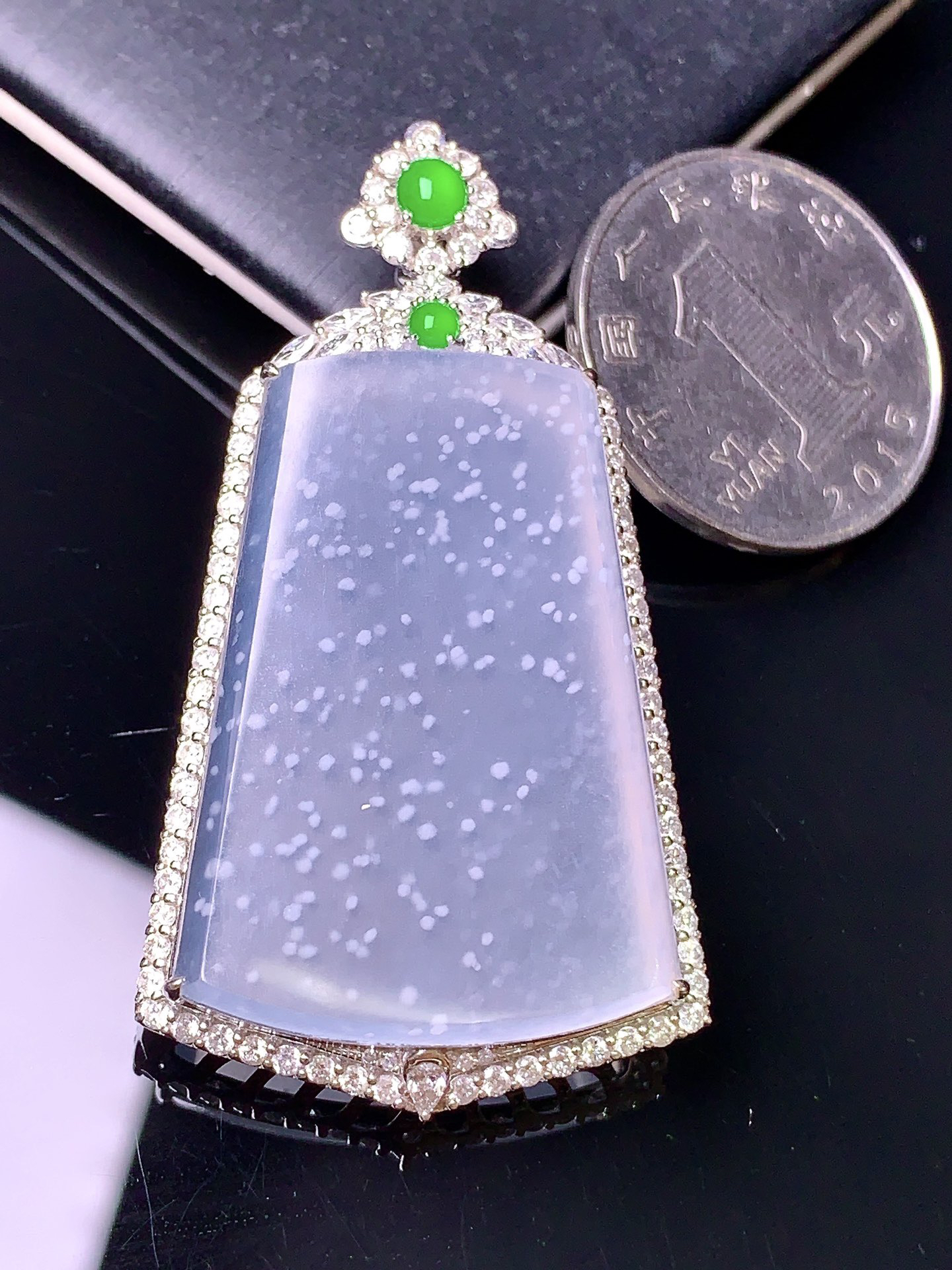 18k金钻镶嵌木那料雪花棉无事牌吊坠 玉质细腻 色泽清新艳丽 整体尺寸53.2*28.5*9.5t1