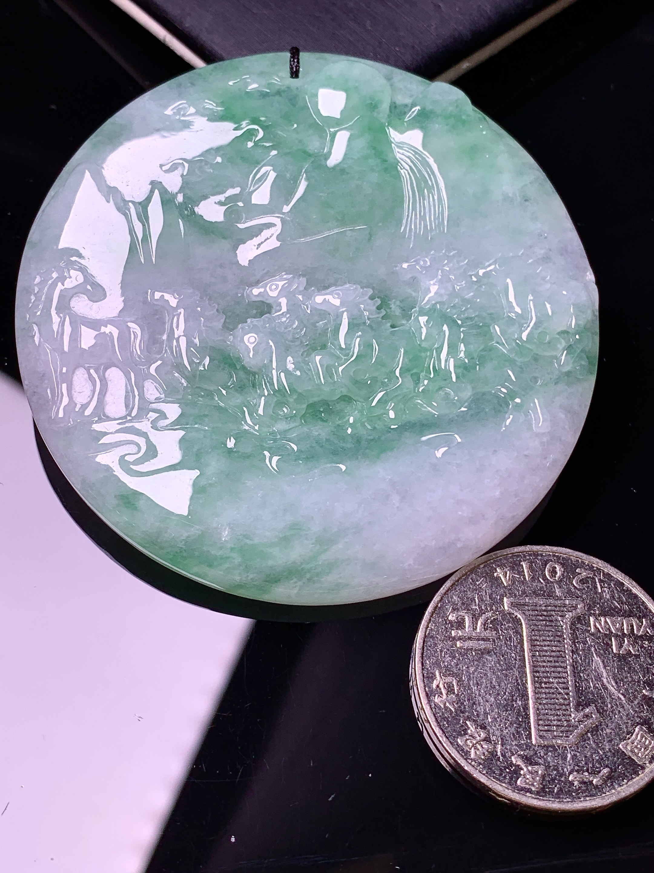 飘绿万马奔腾牌吊坠 玉质细腻 色泽艳丽清新 水润亮眼 整体尺寸56.6*5.6b2