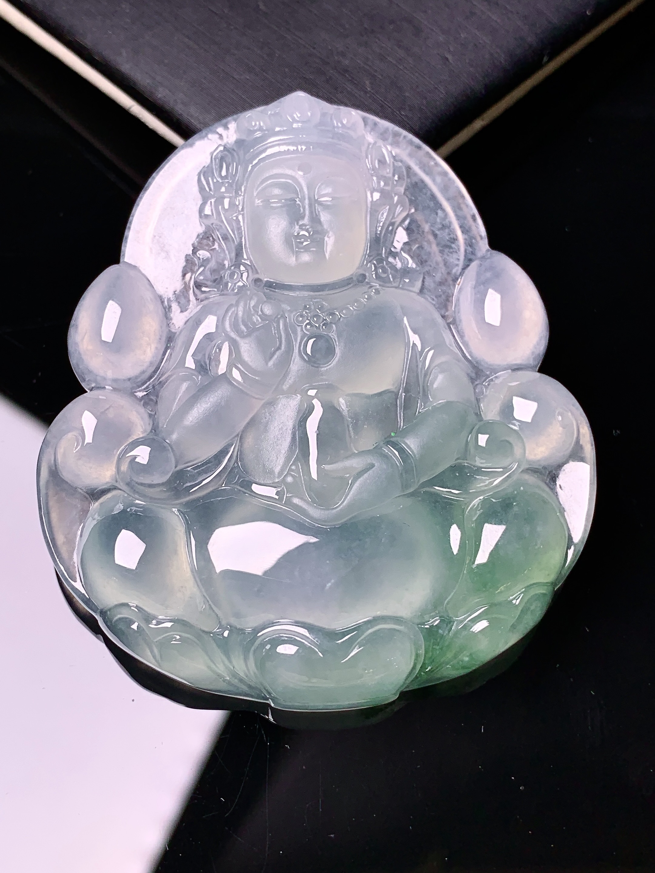 飘绿度母观音菩萨吊坠 玉质细腻 色泽艳丽清新 水润亮眼 整体尺寸54*46.5*7d1