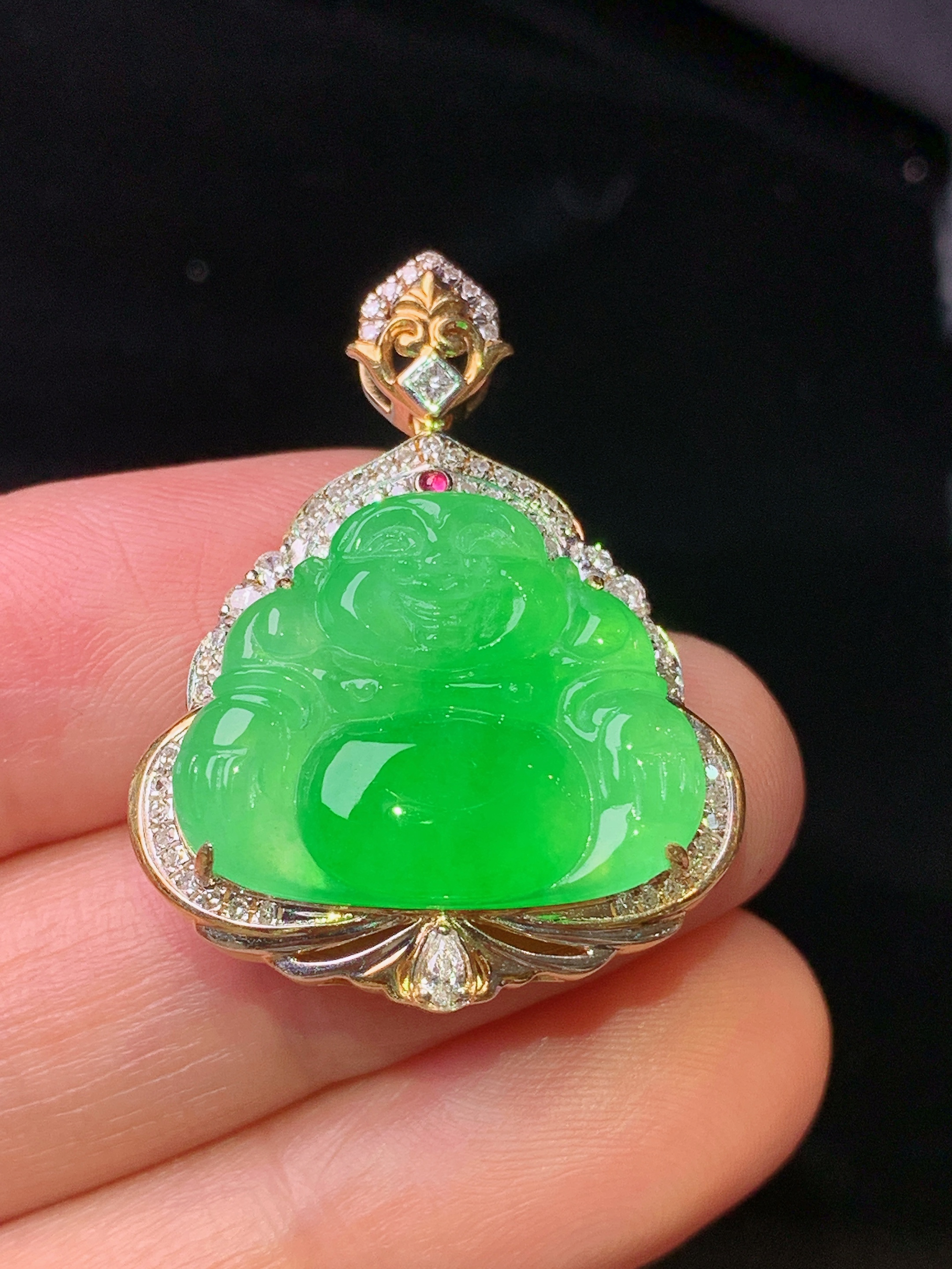 18k金钻镶嵌翠绿佛公吊坠 玉质细腻 色泽艳丽 整体尺寸31.2*24*9.8t2