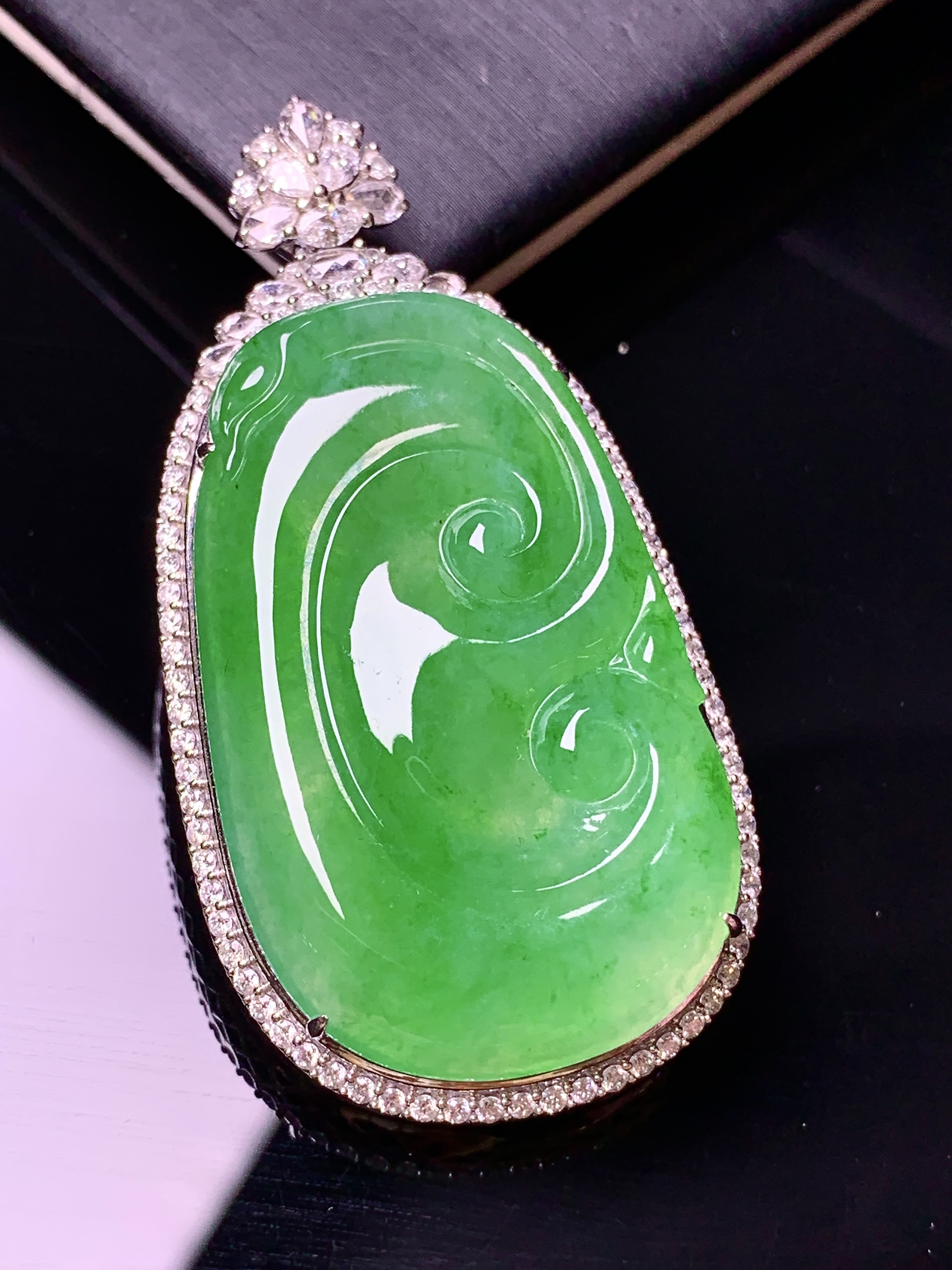 18k金钻镶嵌翠绿如意吊坠 玉质细腻 色泽艳丽 整体尺寸50.5*26.3*12.5t3