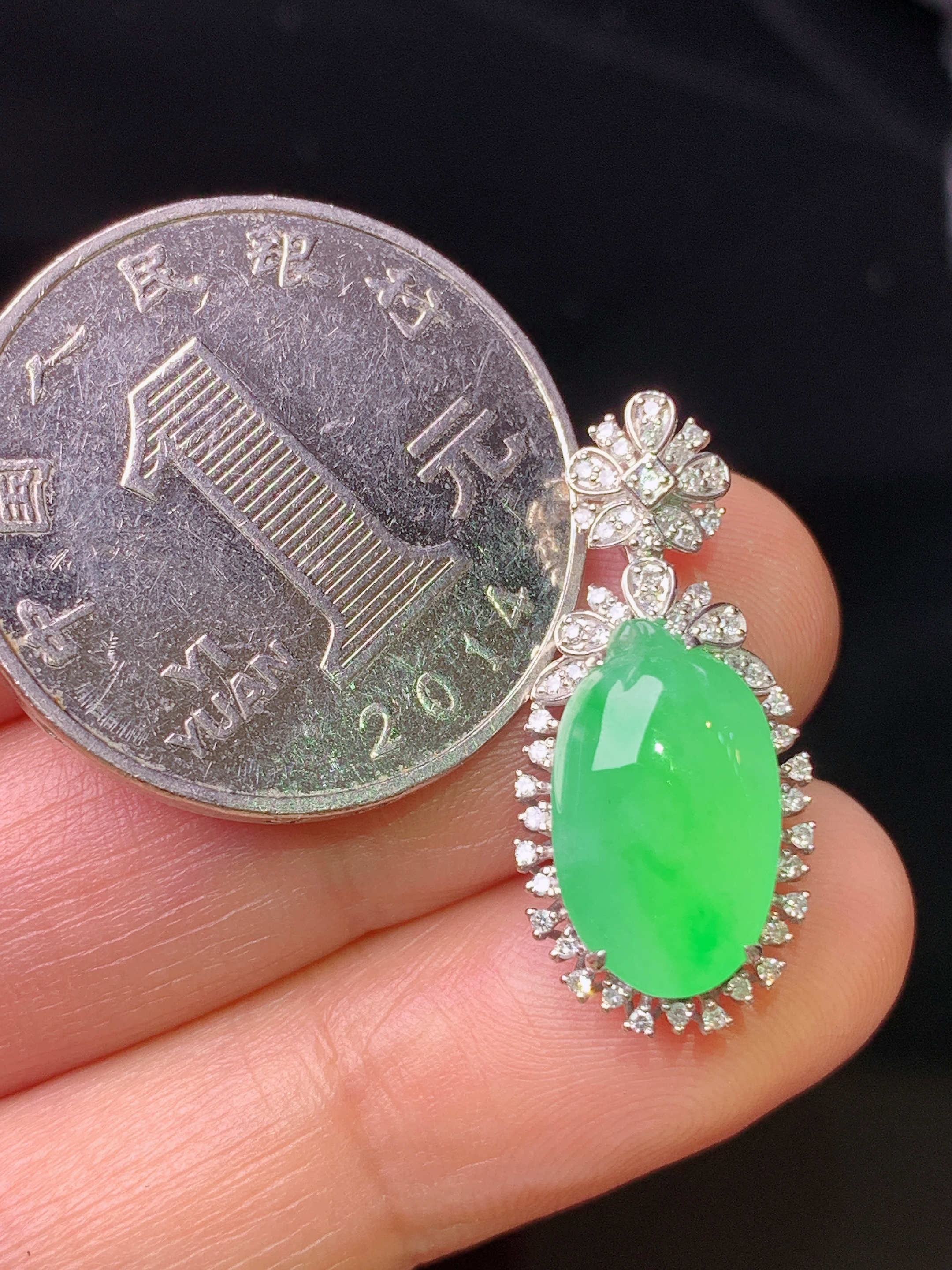 18k金钻镶嵌翠绿福瓜吊坠 玉质细腻 色泽艳丽 整体尺寸24.5*11.3*8.2x2