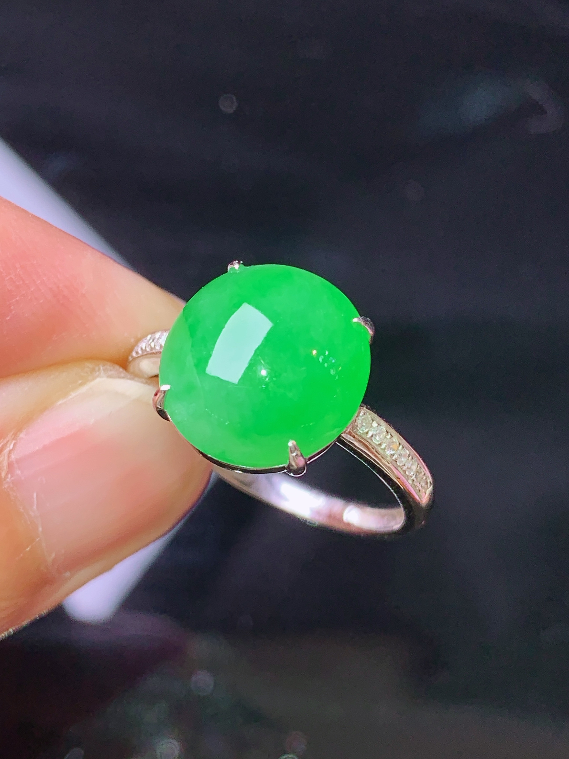 18k金钻镶嵌翠绿蛋面戒指 玉质细腻 色泽艳丽 圈口15 整体尺寸11.8*11*4y1