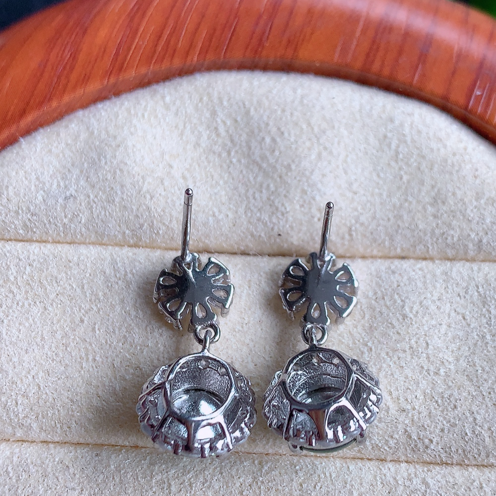 冰透满绿翡翠耳坠，自然光实拍，翠色灵动，颜色漂亮，种老水足，品相佳，佩戴佳品！W815.9  取一尺寸：20-10-6.5mm  裸石尺寸：7mm