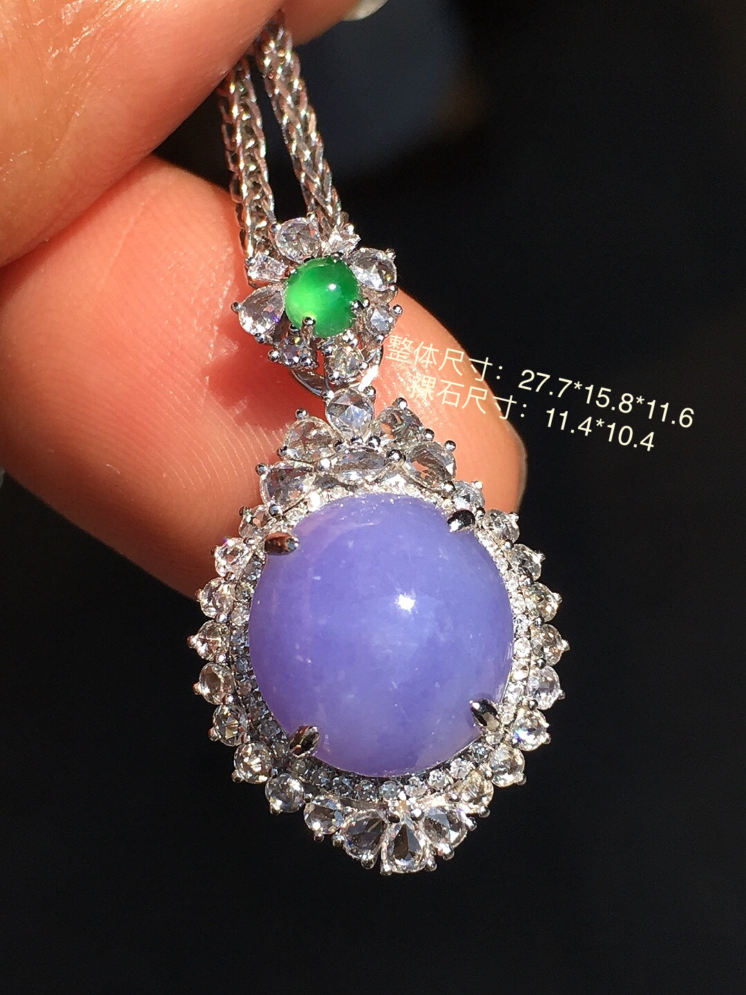 紫罗兰蛋面吊坠，色泽均匀艳丽，玉质细腻，荧光感超
强，饱满圆润，尽显优雅气质，18k
金豪华镶嵌
