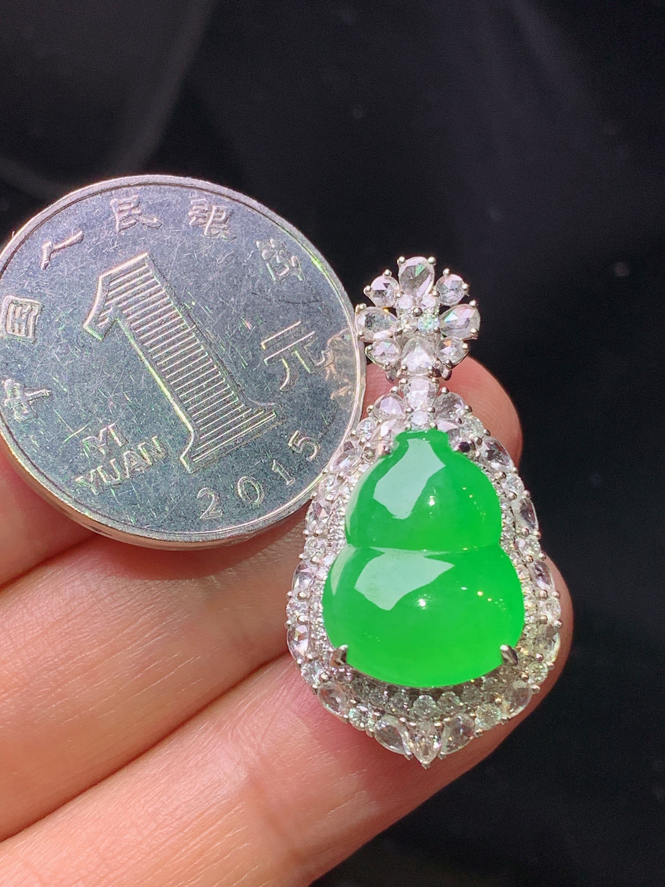 18k金钻镶嵌满绿葫芦吊坠 玉质细腻 色泽艳丽清新 水润亮眼 整体尺寸31.5*16.6*11.6s1