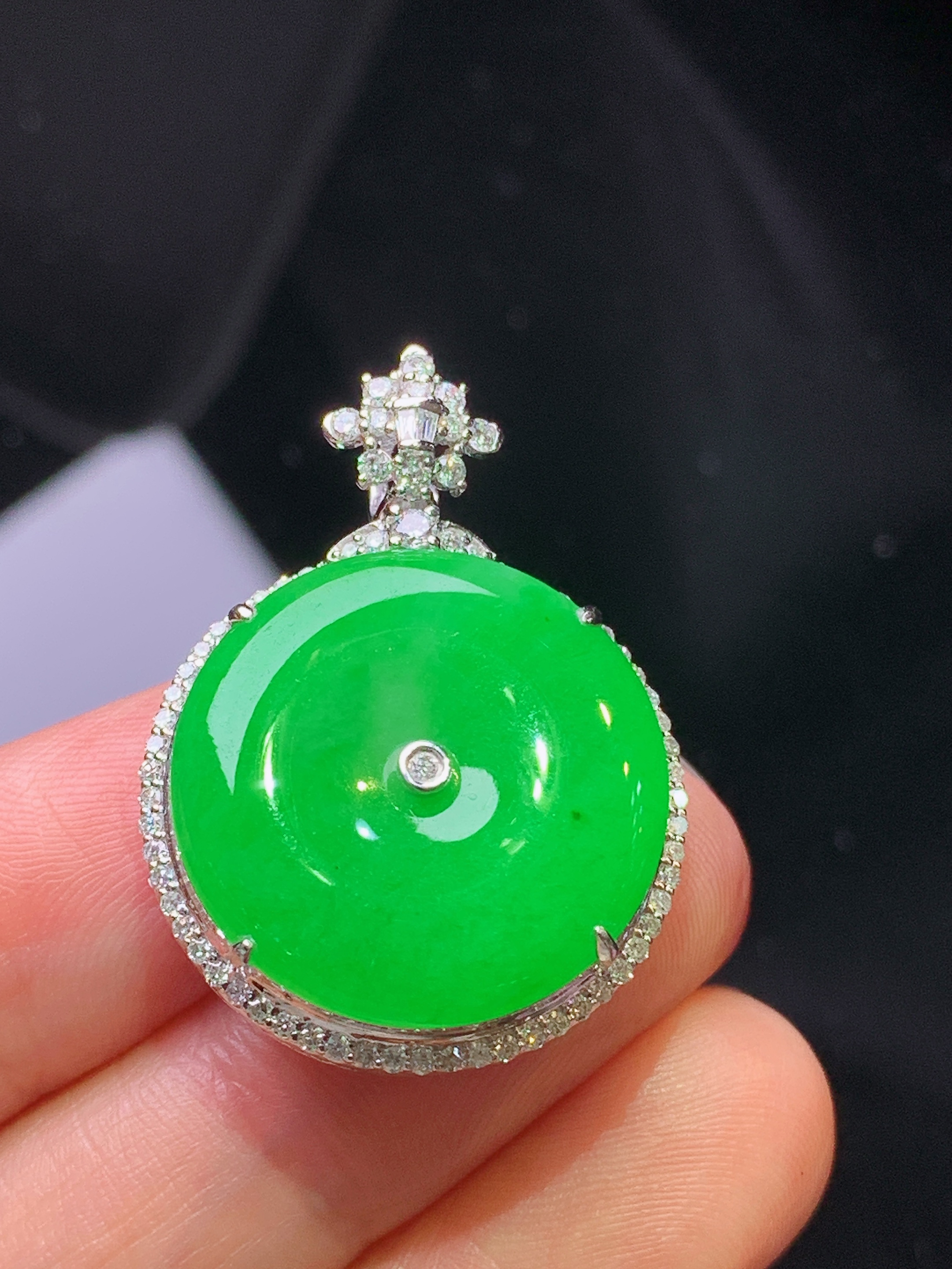 18k金钻镶嵌翠绿平安扣吊坠 玉质细腻 色泽艳丽清新 水润亮眼 整体尺寸30.6*22.6*10L2