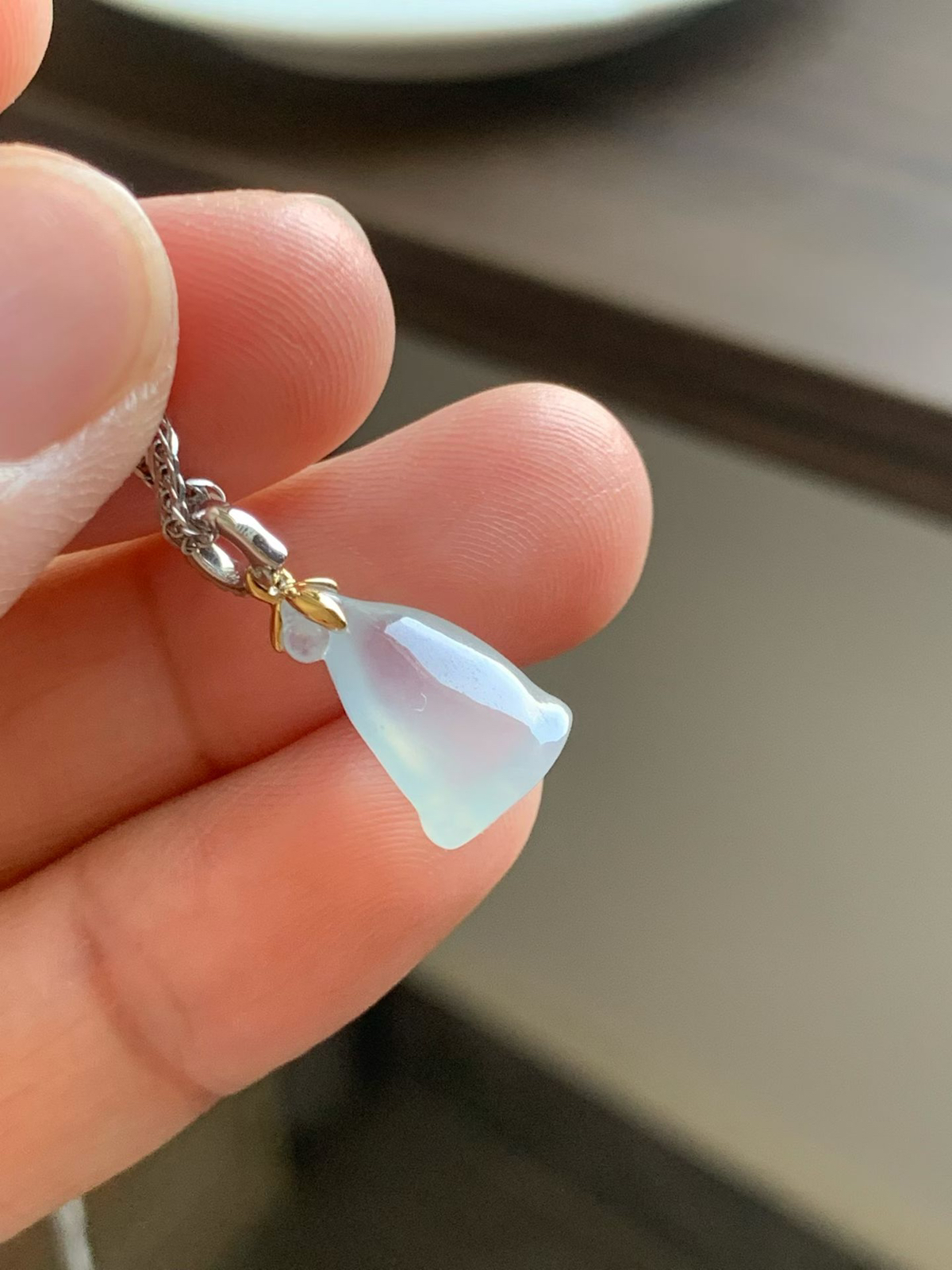 白冰小莲蓬吊坠

裸石14*9.6*5.8 整体长度20.5mm
18k金钻石扣头