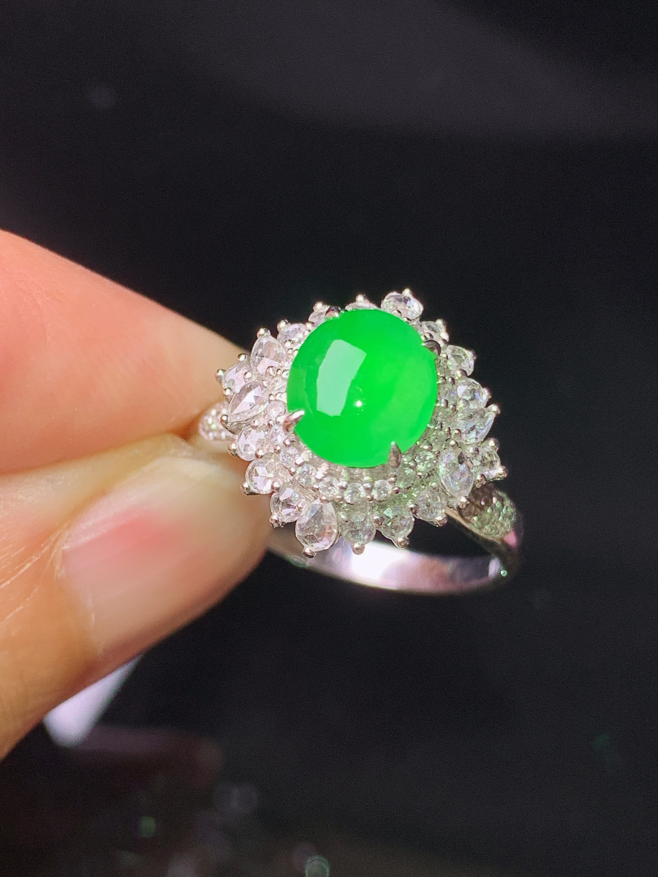 18k金钻镶嵌满绿蛋面戒指 玉质细腻 色泽艳丽清新 水润亮眼 圈口14 整体尺寸14.5*10.8t1