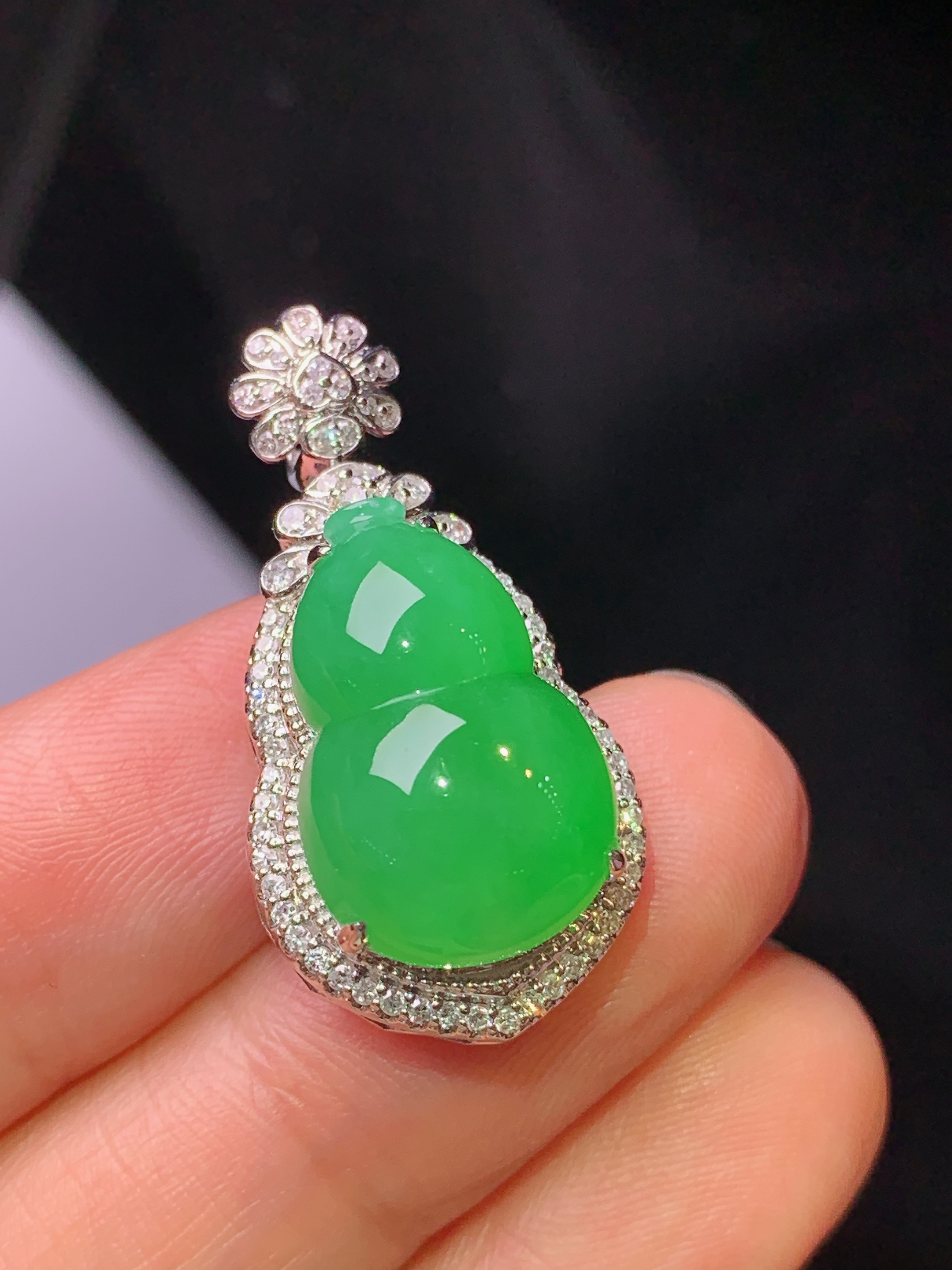 18k金钻镶嵌满绿葫芦吊坠 玉质细腻 色泽艳丽清新 水润亮眼 整体尺寸30*15*11.8h1
