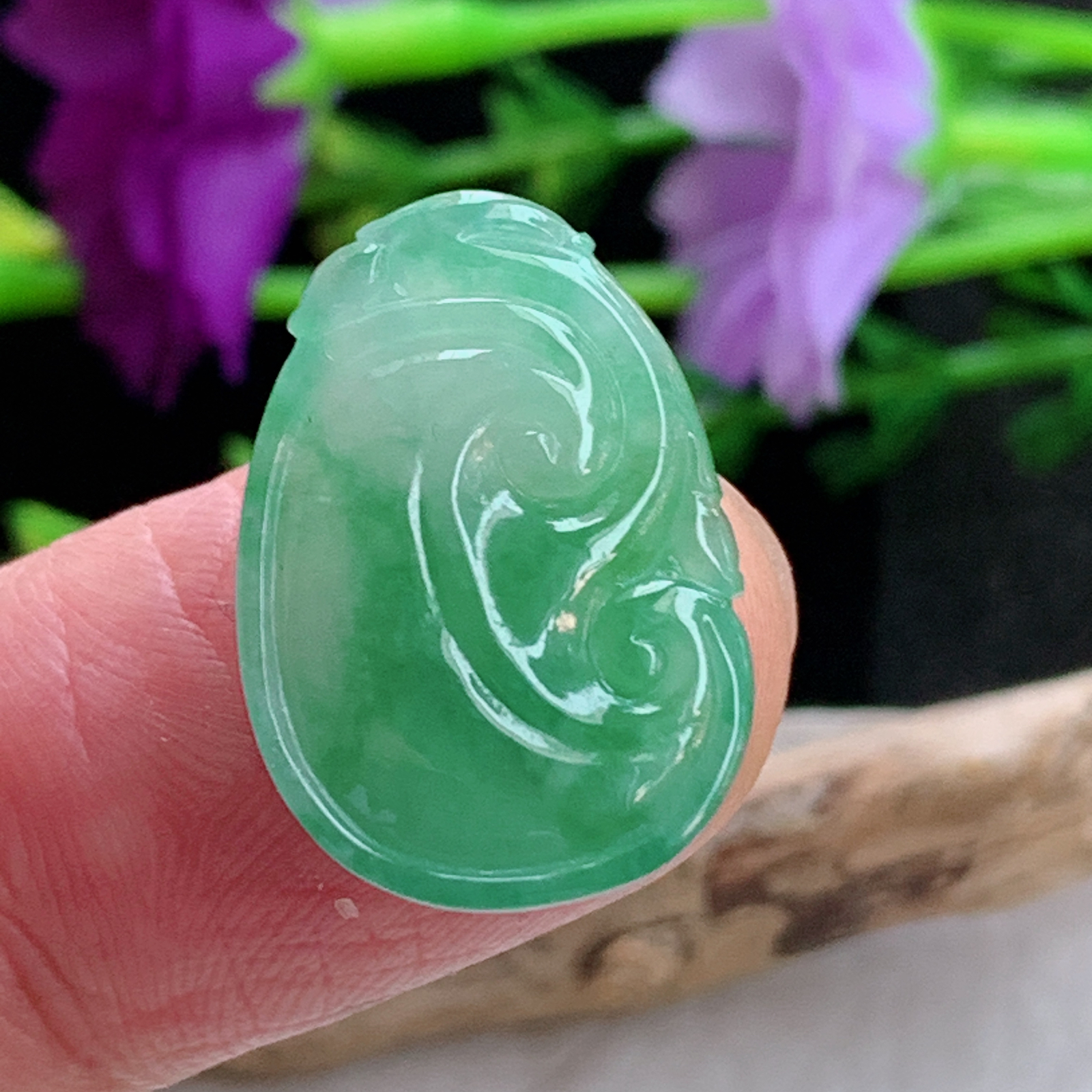 lz实拍22.2*15.5*5.4缅甸翡翠精雕冰胶饱满满绿如意玉吊坠 玉挂佚