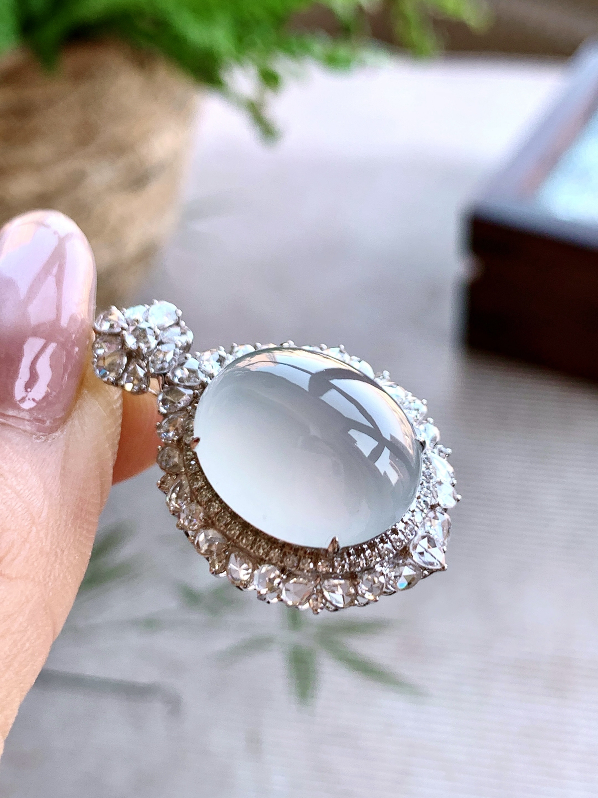 蛋面大鸽子蛋吊坠  
整体尺寸：32.7-20-13.4
裸石尺寸：16.8-13.9-4.6