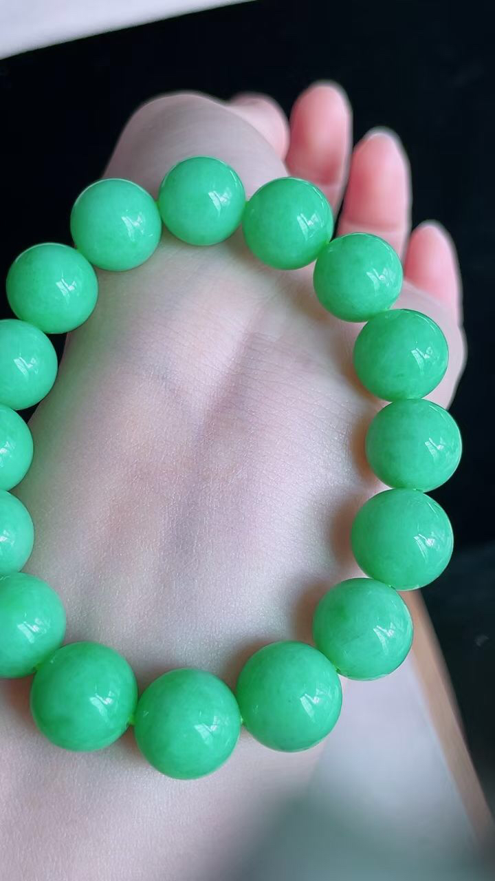 【翡翠名称】老坑种满阳绿圆珠手串手链
【翡翠尺寸】珠子平均尺寸12.3mm
【翡翠描述】宝贝种老水足，玉质细腻，色泽靓丽，性价比高，佩戴效果好！
【其它赠送】权威证书/精美挂绳盒子/支持全国复检