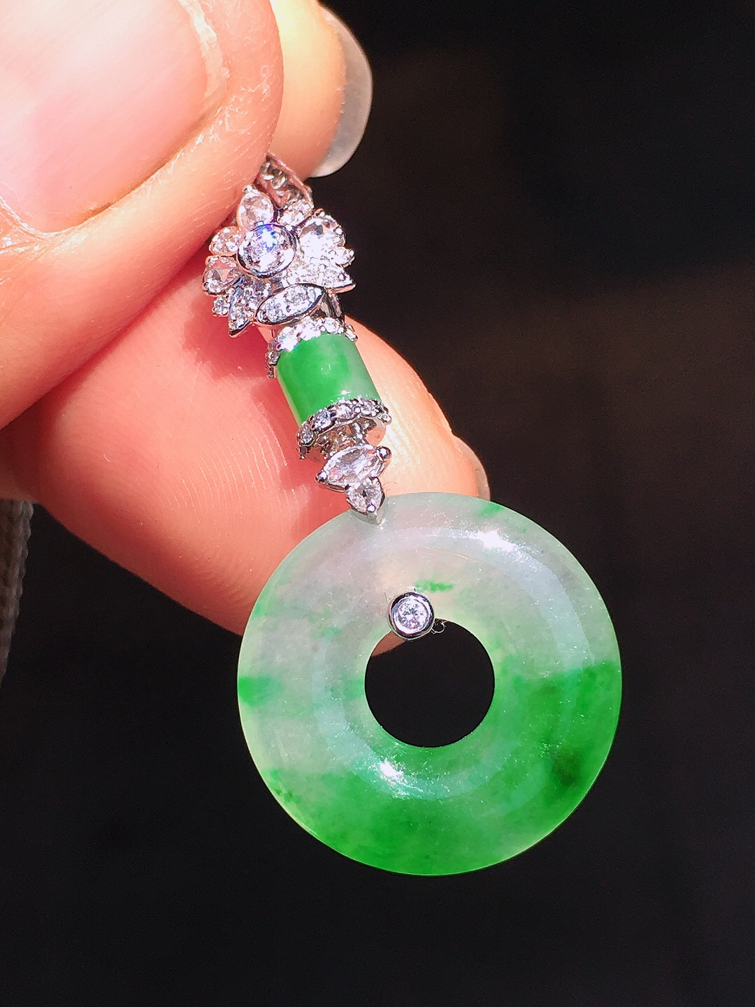 飘绿平安扣吊坠，色泽艳丽，玉质细腻，荧光感超
强，饱满圆润，尽显优雅气质，18k
金豪华镶嵌