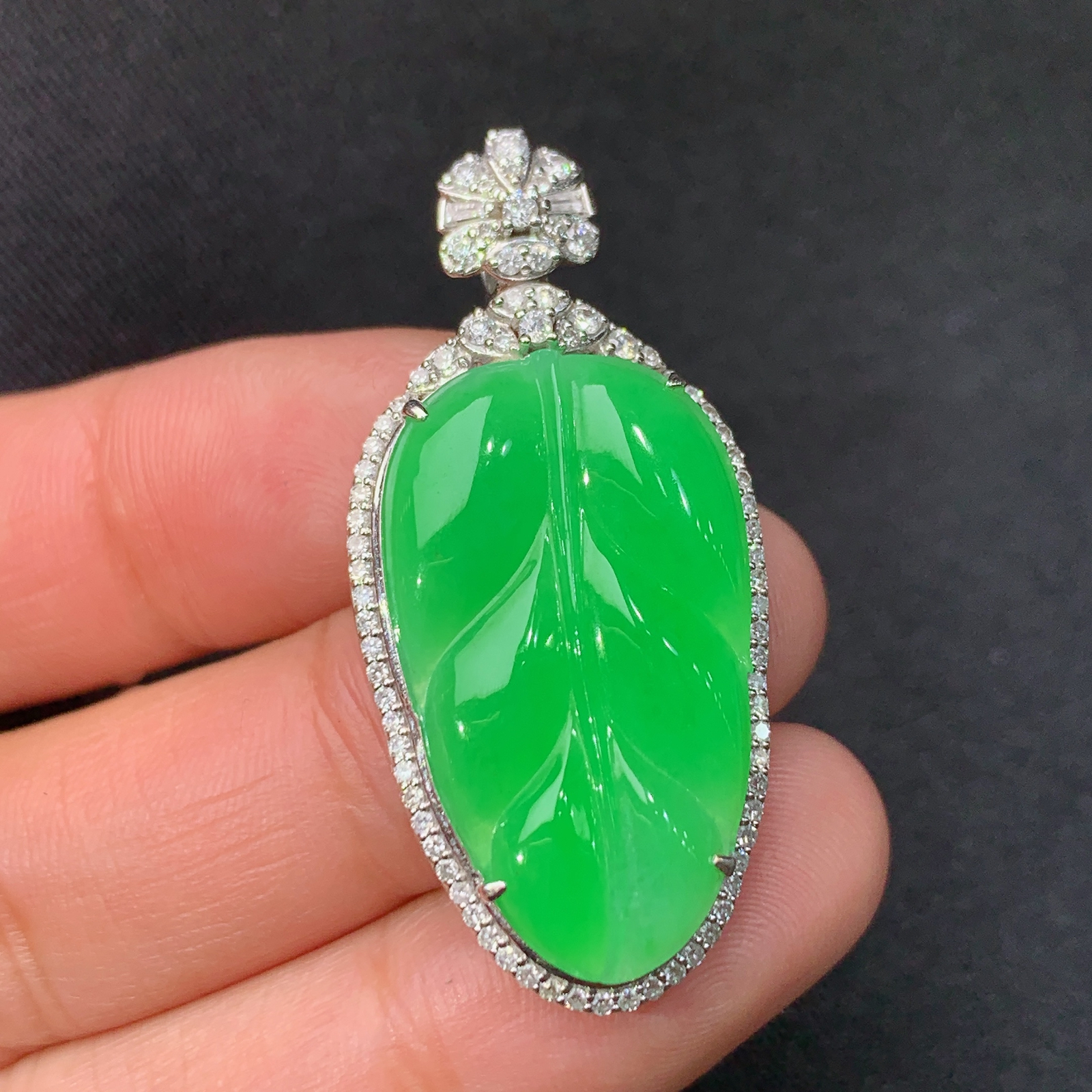 冰阳绿树叶吊坠，18k金镶嵌，冰润色阳，玉质细腻，种水足，Lp 尺寸39.1*18.2*7.8