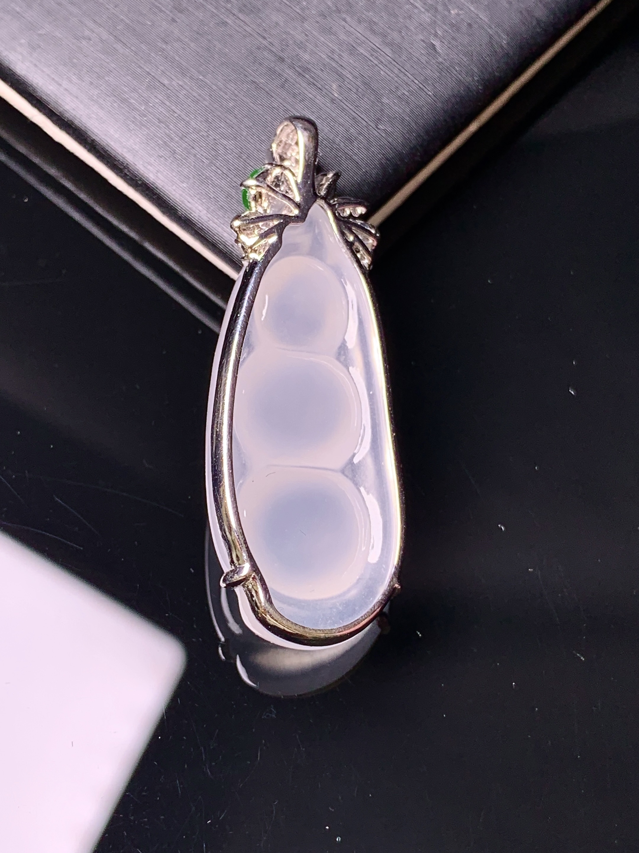 18k金钻镶嵌冰种四季豆吊坠 玉质细腻 色泽艳丽清新 水润亮眼 整体尺寸37.2*13.6*6.8t1