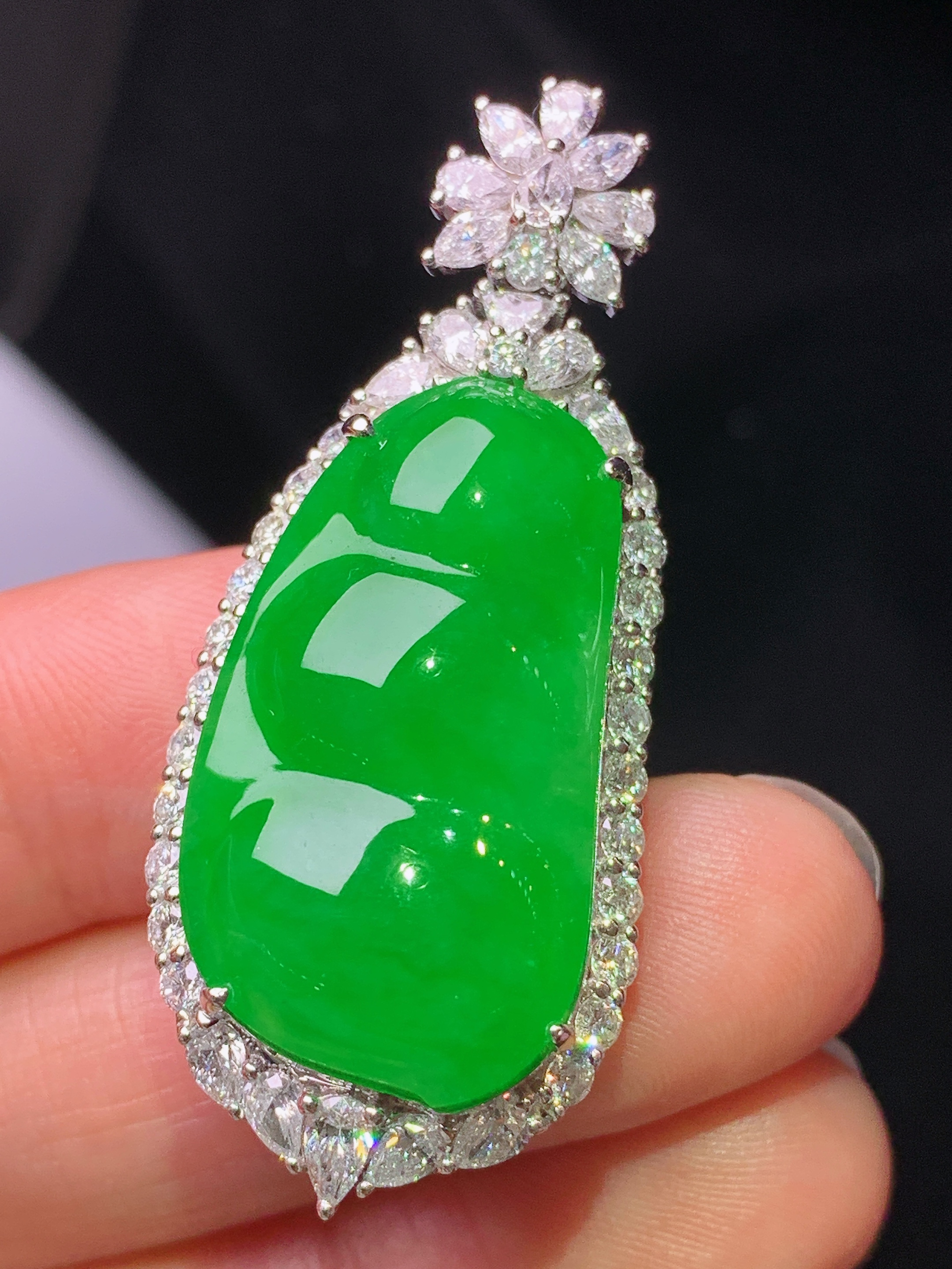 18k金钻镶嵌满绿四季豆吊坠 玉质细腻 色泽艳丽清新 水润亮眼 整体尺寸44.5*18.8*13.5t2