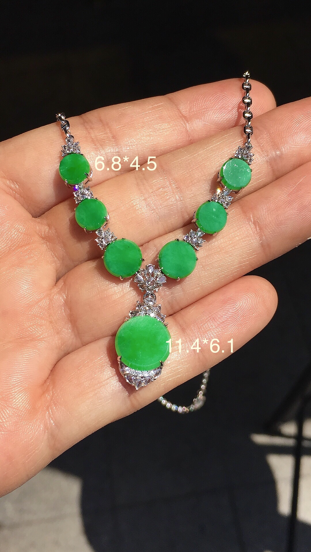 阳绿平安扣锁骨链，色泽均匀艳丽，玉质细腻，荧光感超
强，饱满圆润，尽显优雅气质，18k
金豪华镶嵌