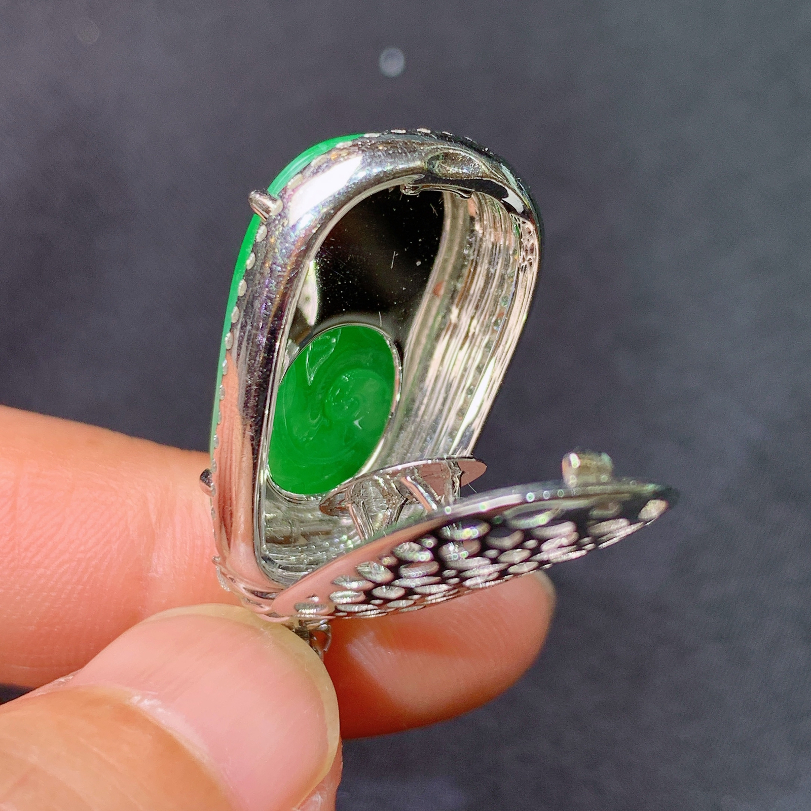 冰阳绿如意吊坠，18k金镶嵌，冰润色阳，玉质细腻，种水足，Ysn 尺寸34*16*8.3