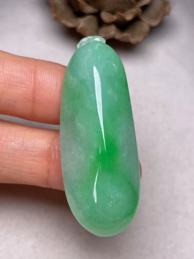 冰糯种飘绿【福瓜】吊坠，种水好、玉质细腻 ，卖相好‘