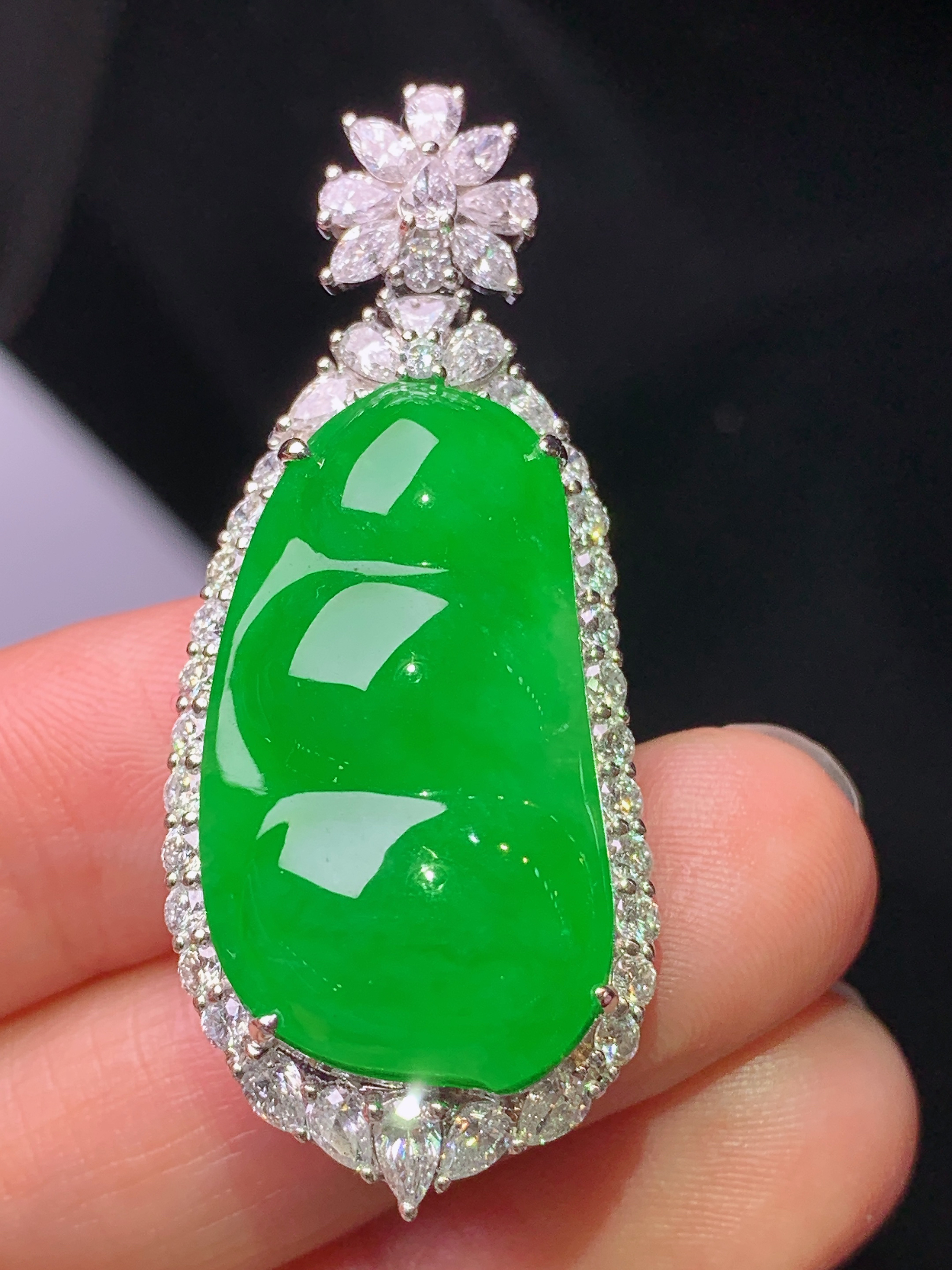 18k金钻镶嵌满绿四季豆吊坠 玉质细腻 色泽艳丽清新 水润亮眼 整体尺寸44.5*18.8*13.5t2