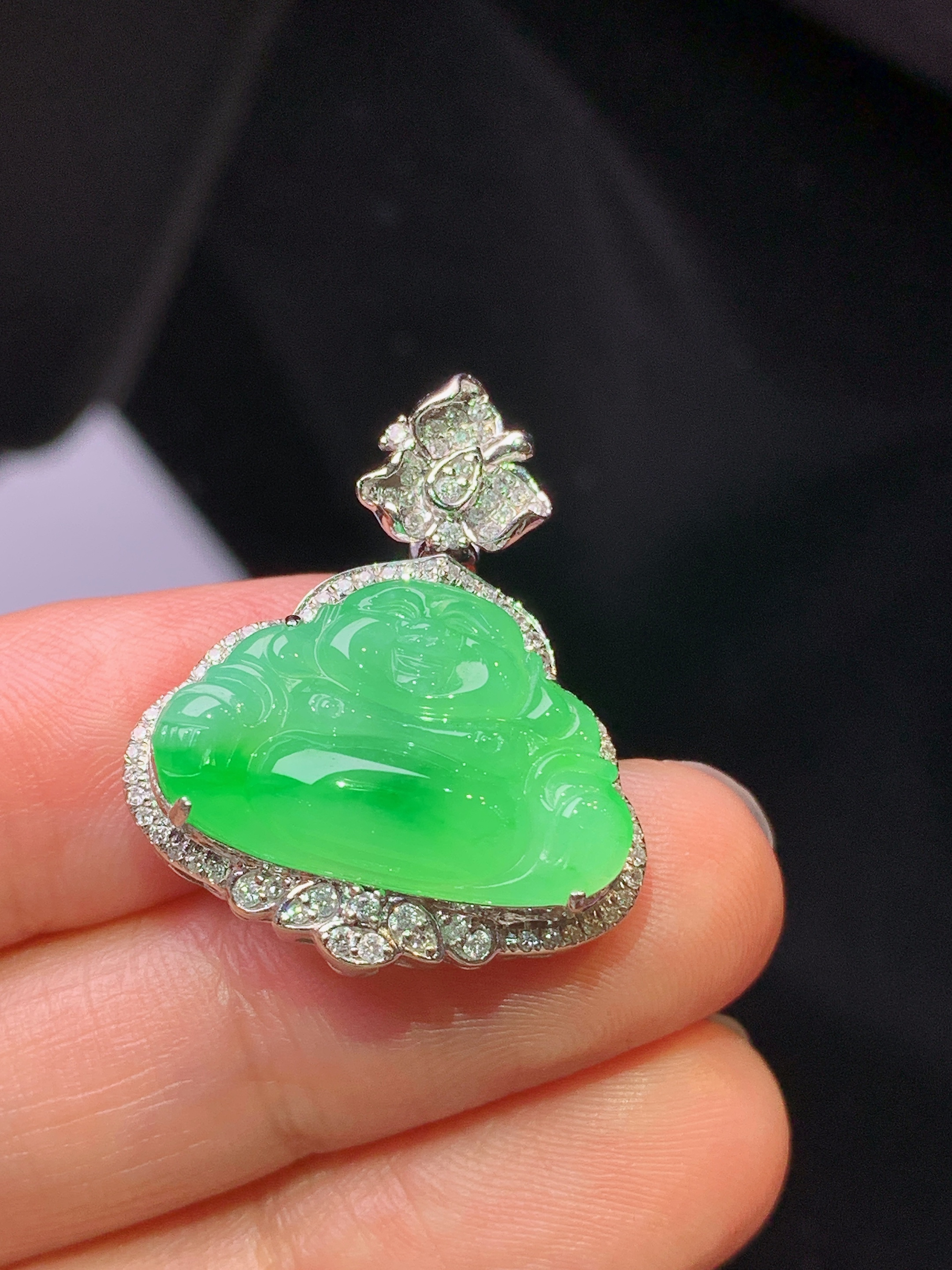 18k金钻镶嵌翠绿佛公吊坠 玉质细腻 色泽艳丽清新 水润亮眼 整体尺寸26*22.2*9.2L2