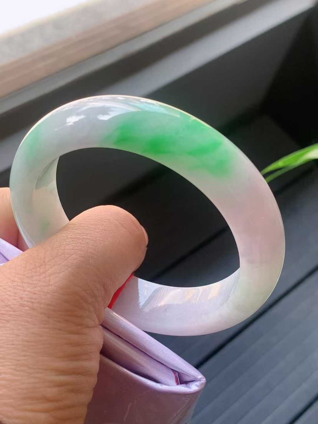 【翡翠名称】冰春彩飘阳绿57.2正圈口手镯
【翡翠尺寸】57.2/14.8/9.3mm适合56-58.3正圈口佩戴
【翡翠描述】宝贝种老水足，玉质细腻，色泽靓丽，性价比高，佩戴效果好！
【其它赠送】权威证书/精美挂绳盒子/支持全国复检