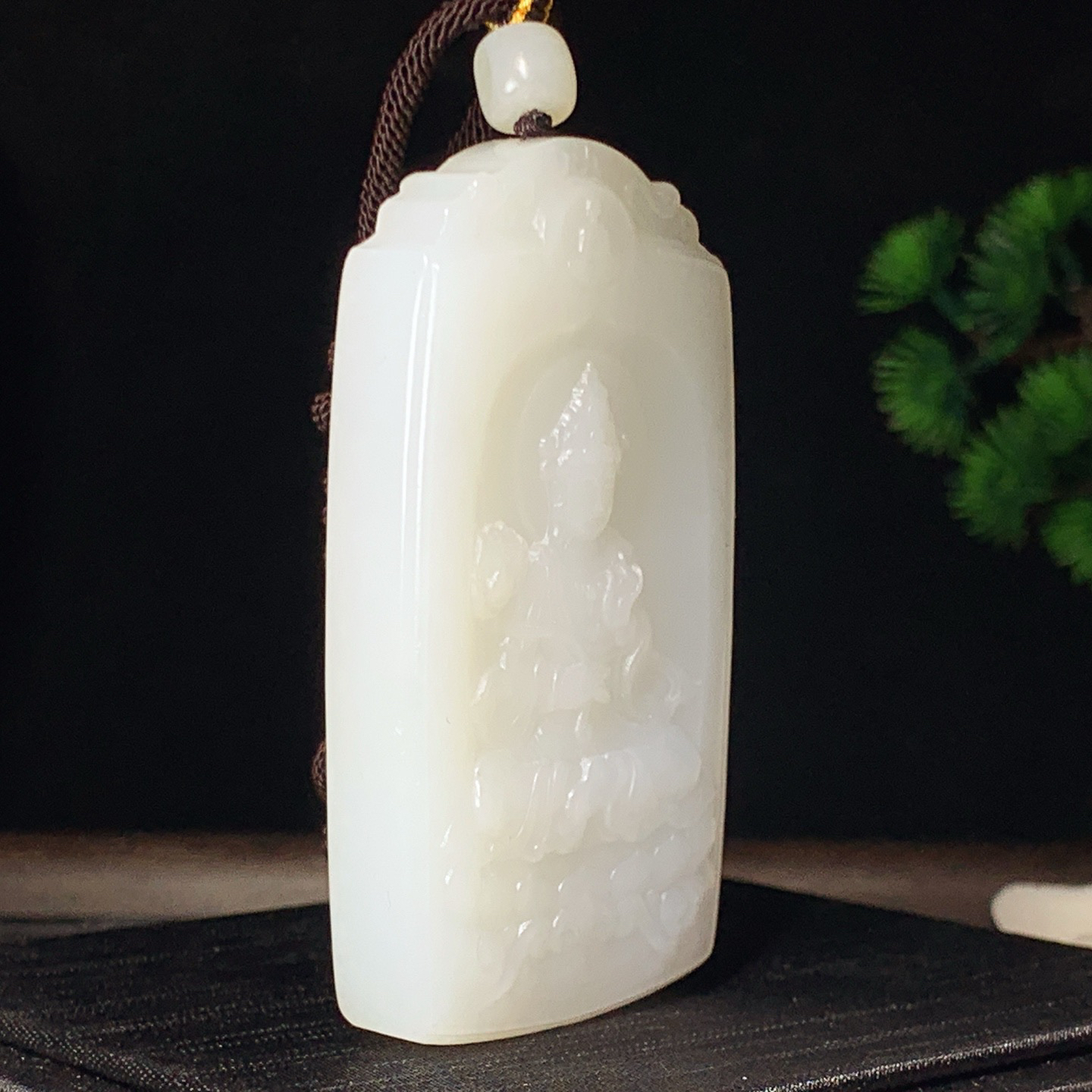 新疆和田玉羊脂白玉座莲观音挂件。尺寸69/39/11重75.5克。玉质细腻油润。手推出油。佩戴高端典雅。lt260310