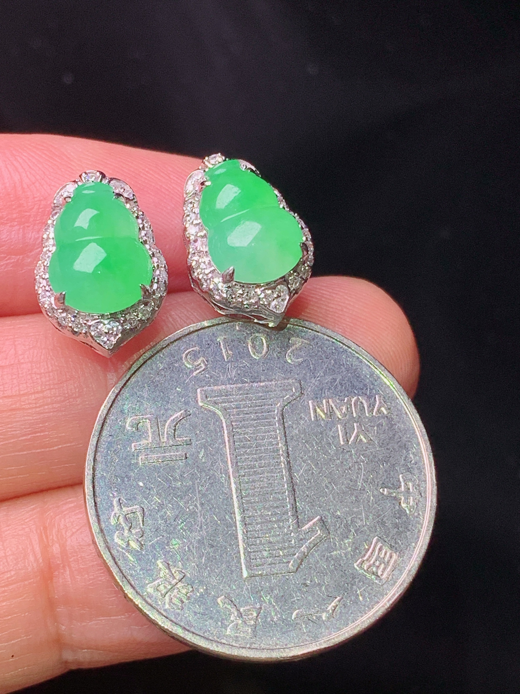 18k金钻镶嵌翠绿葫芦耳钉 玉质细腻 色泽艳丽清新 水润亮眼 整体尺寸13.2*9.2*7.2h1