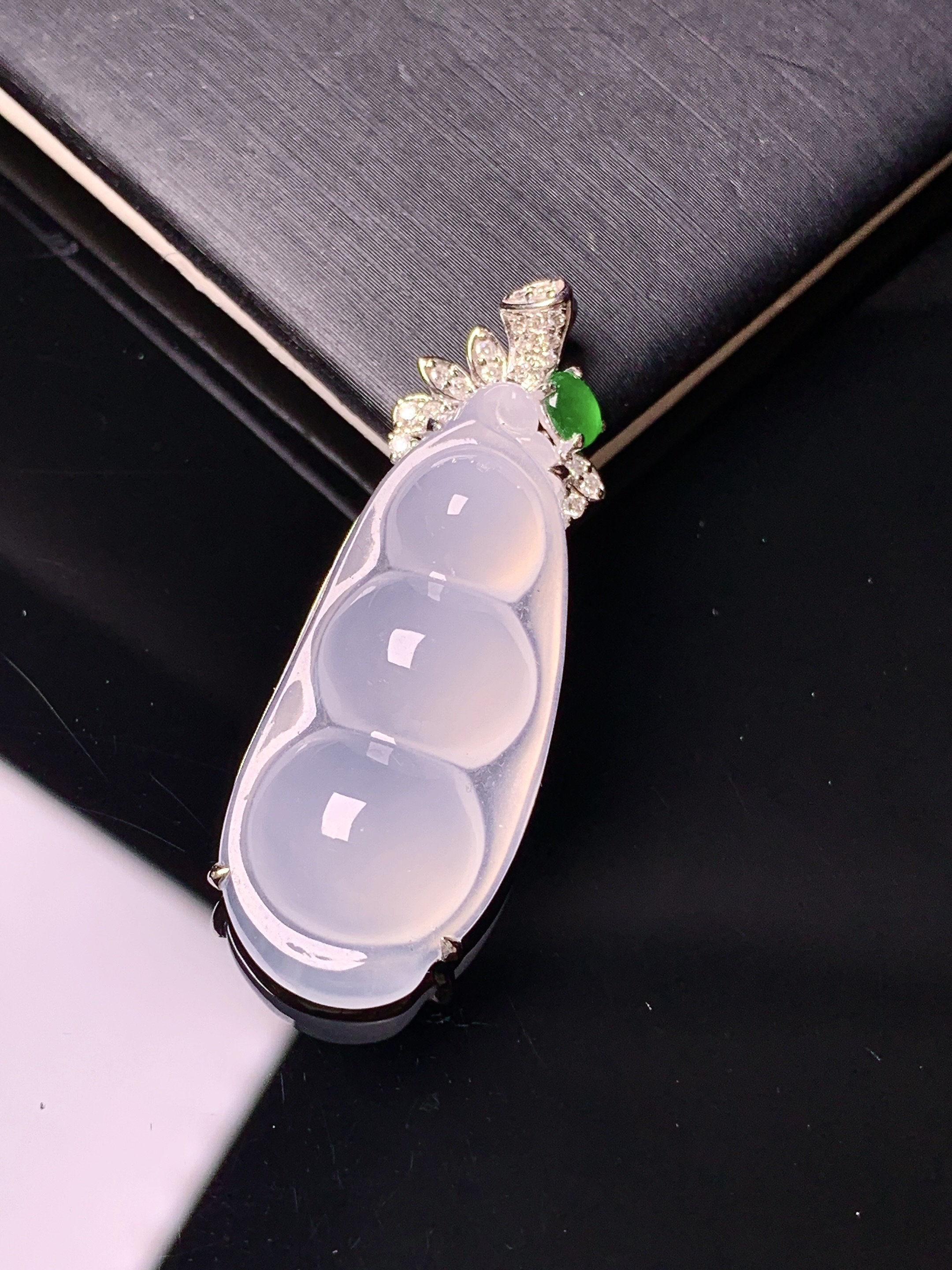 18k金钻镶嵌冰种四季豆吊坠 玉质细腻 色泽艳丽清新 水润亮眼 整体尺寸37.2*13.6*6.8t1