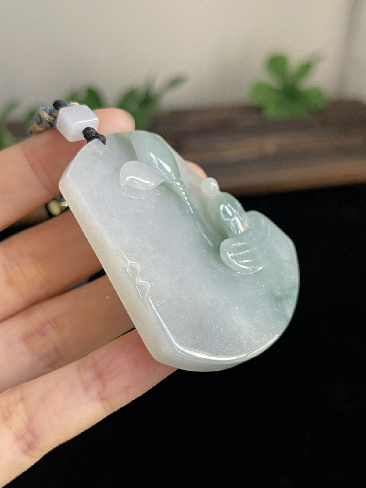 翡翠糯化种飘花吊坠，配珠未测