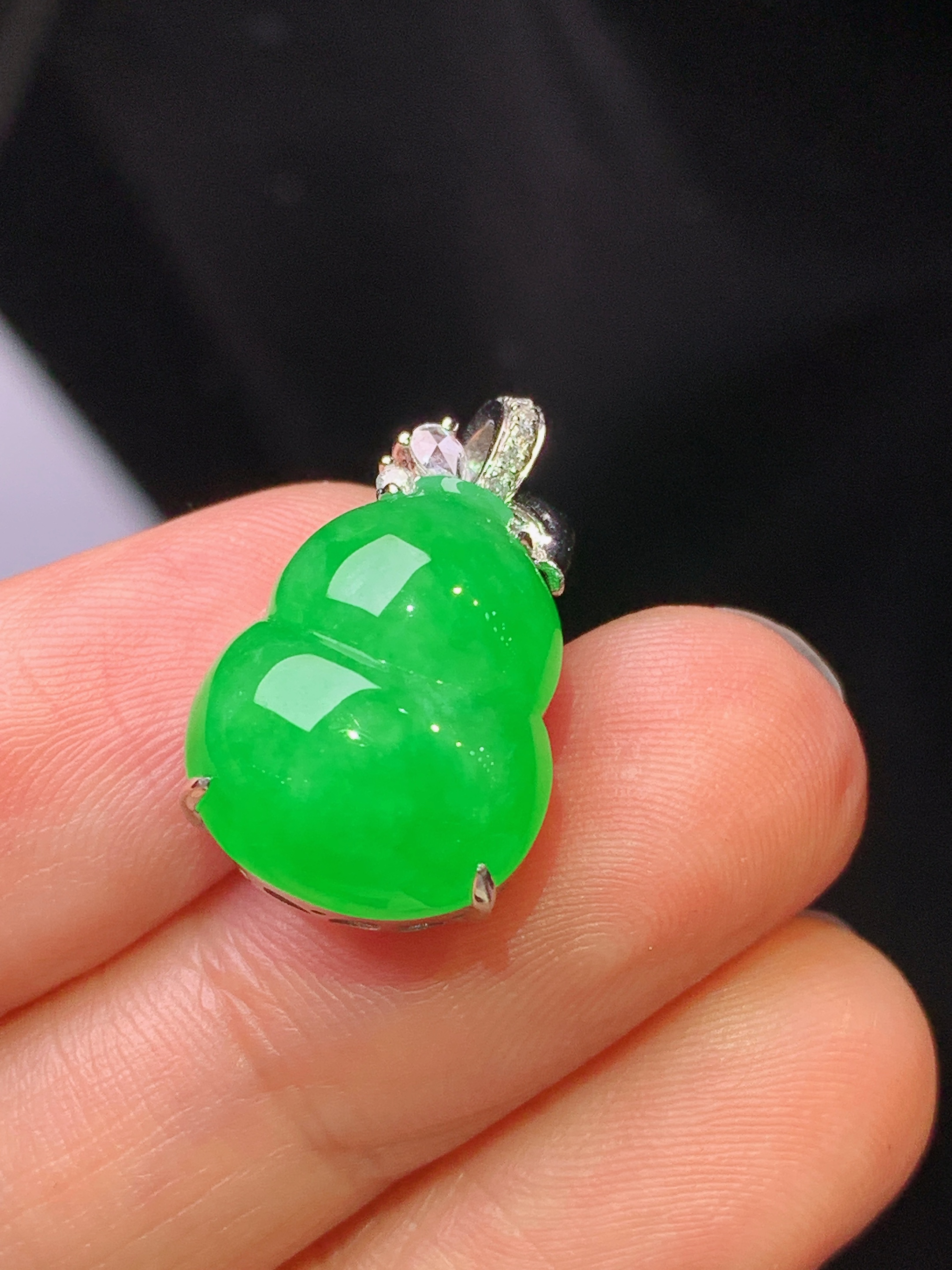 18k金钻镶嵌翠绿葫芦吊坠 玉质细腻 色泽艳丽清新 水润亮眼 整体尺寸20.6*12.5*8.8L2