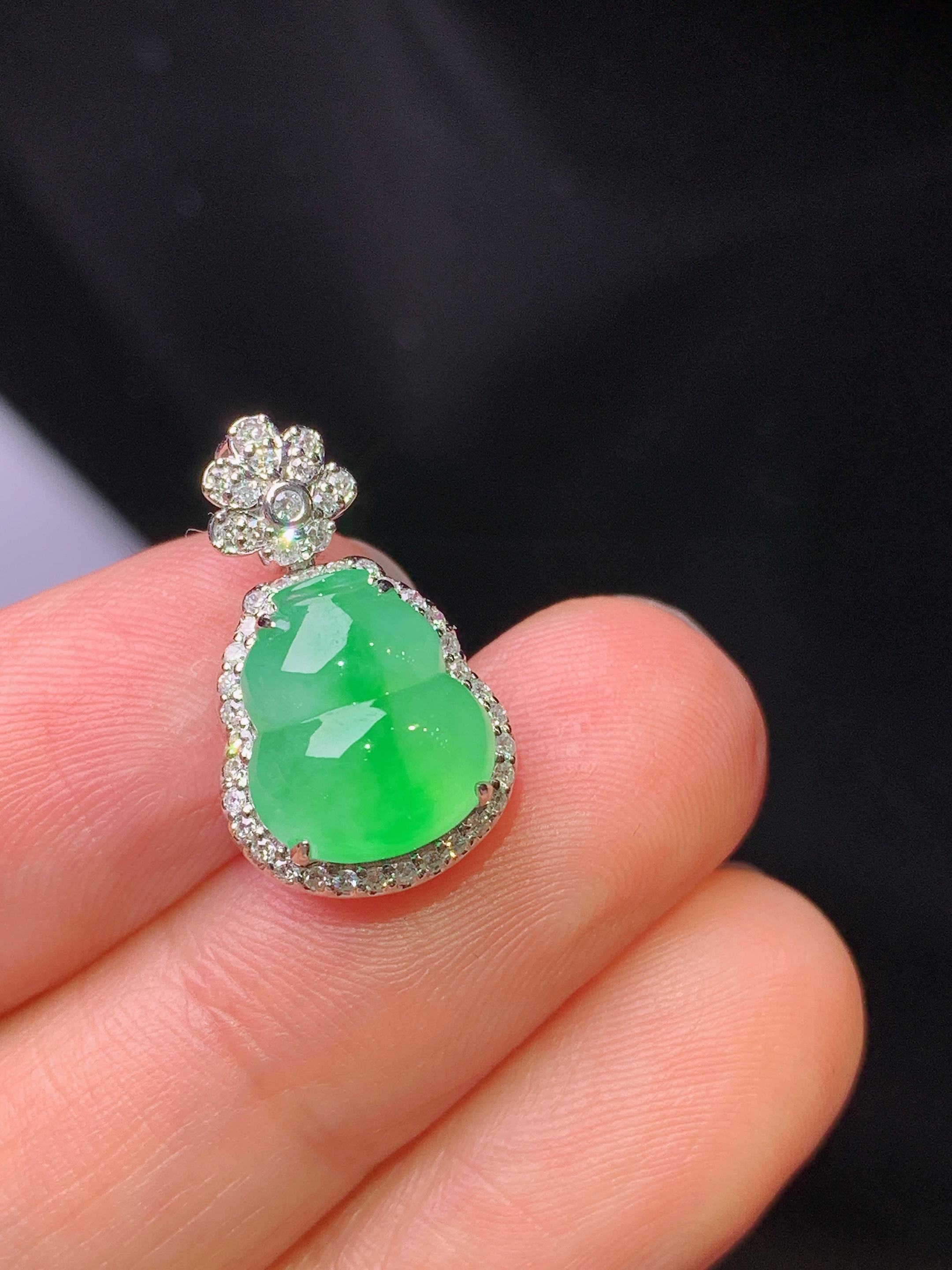 18k金钻镶嵌翠绿葫芦吊坠 玉质细腻 色泽艳丽清新 水润亮眼 整体尺寸18.2*11.2*8.2h1