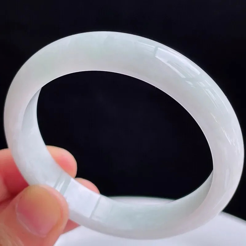 自然光拍摄天然翡翠A货好种水54mm正圈手镯 45.64克