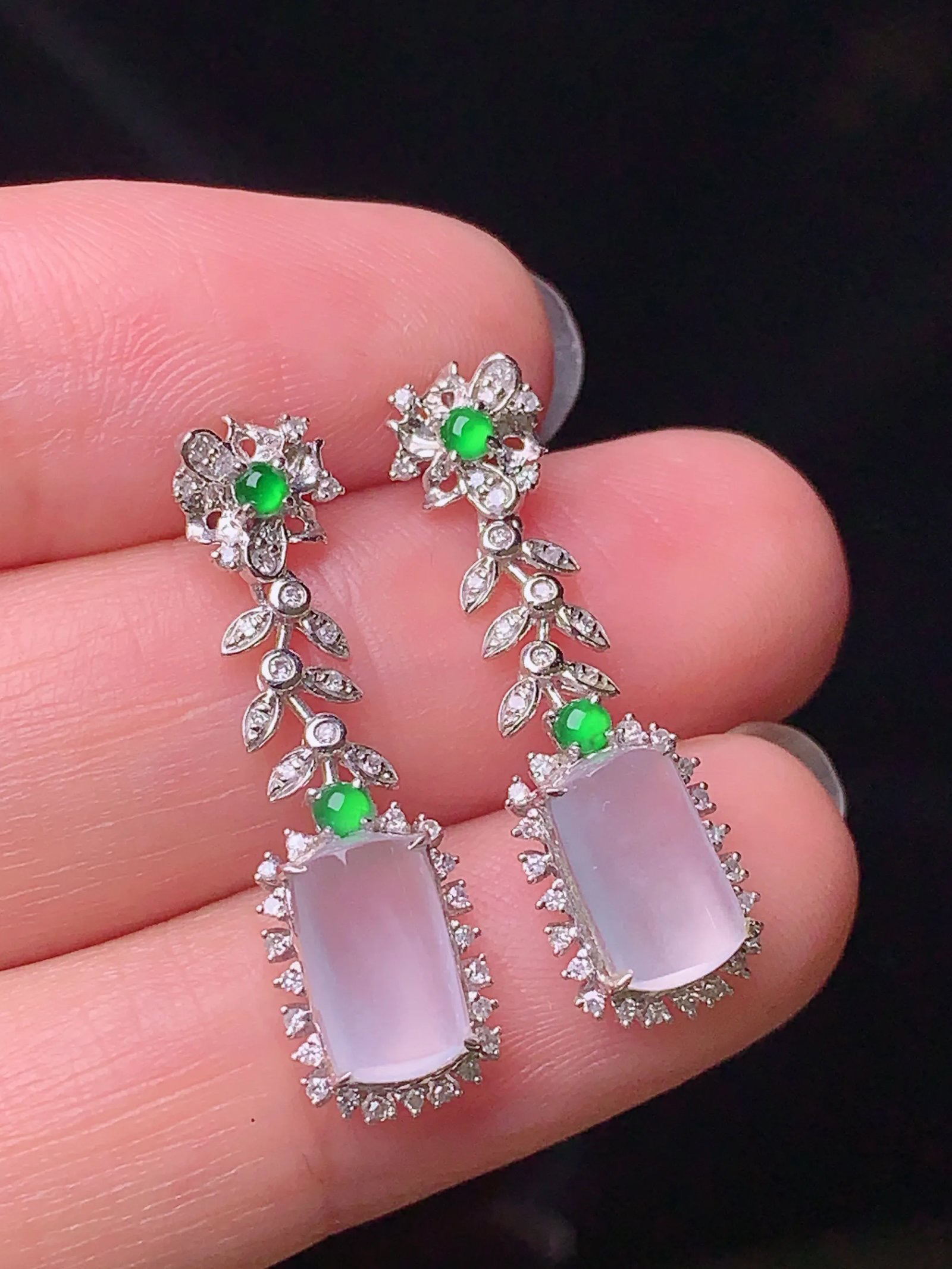 18k金钻镶嵌冰种玉柱耳坠 玉质细腻 色泽艳丽清新 水润亮眼 整体尺寸26.5*8*5.6t1