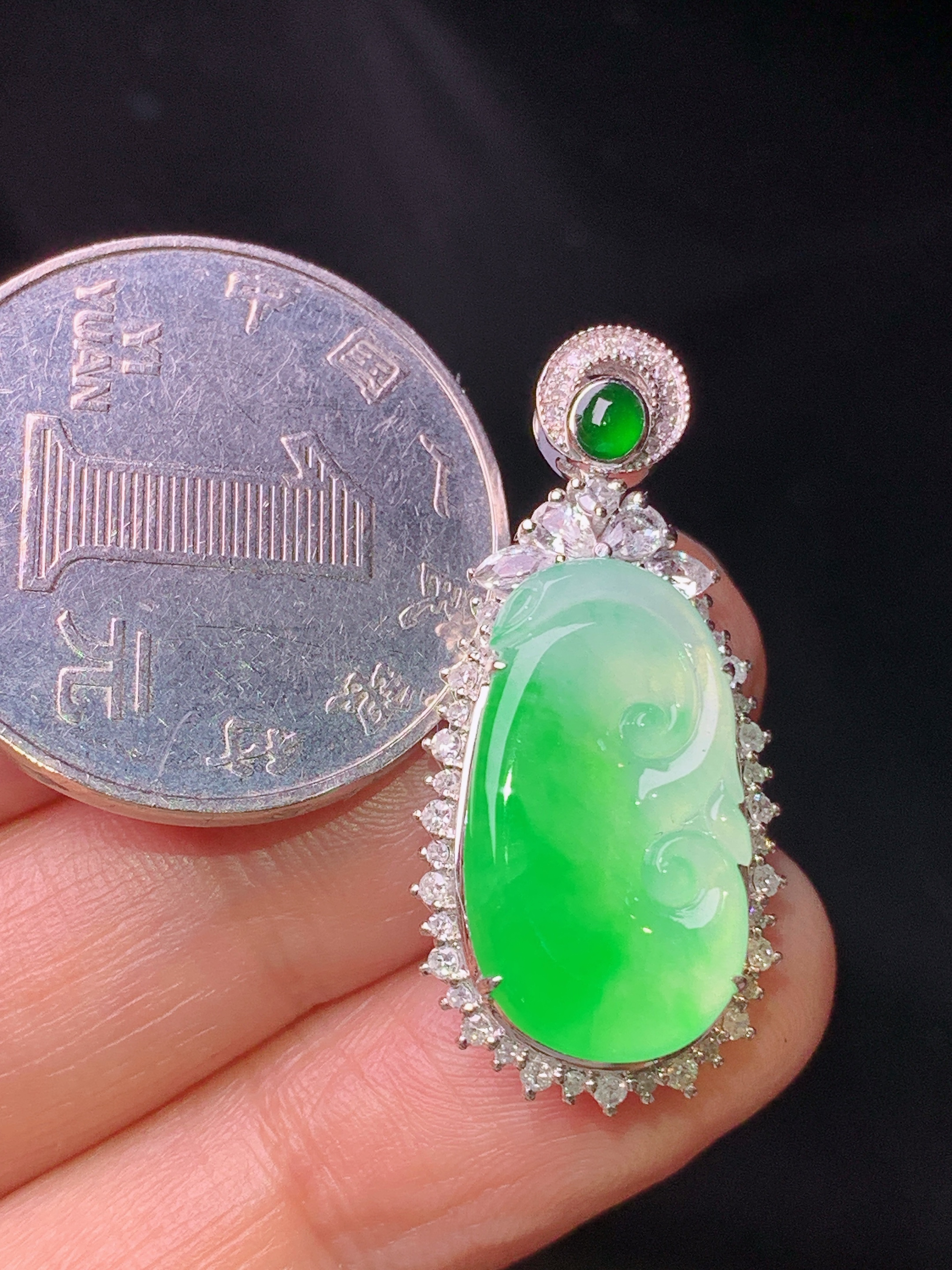 18k金钻镶嵌飘绿如意吊坠 玉质细腻 色泽艳丽清新 水润亮眼 整体尺寸30.6*14.5*6.8h1