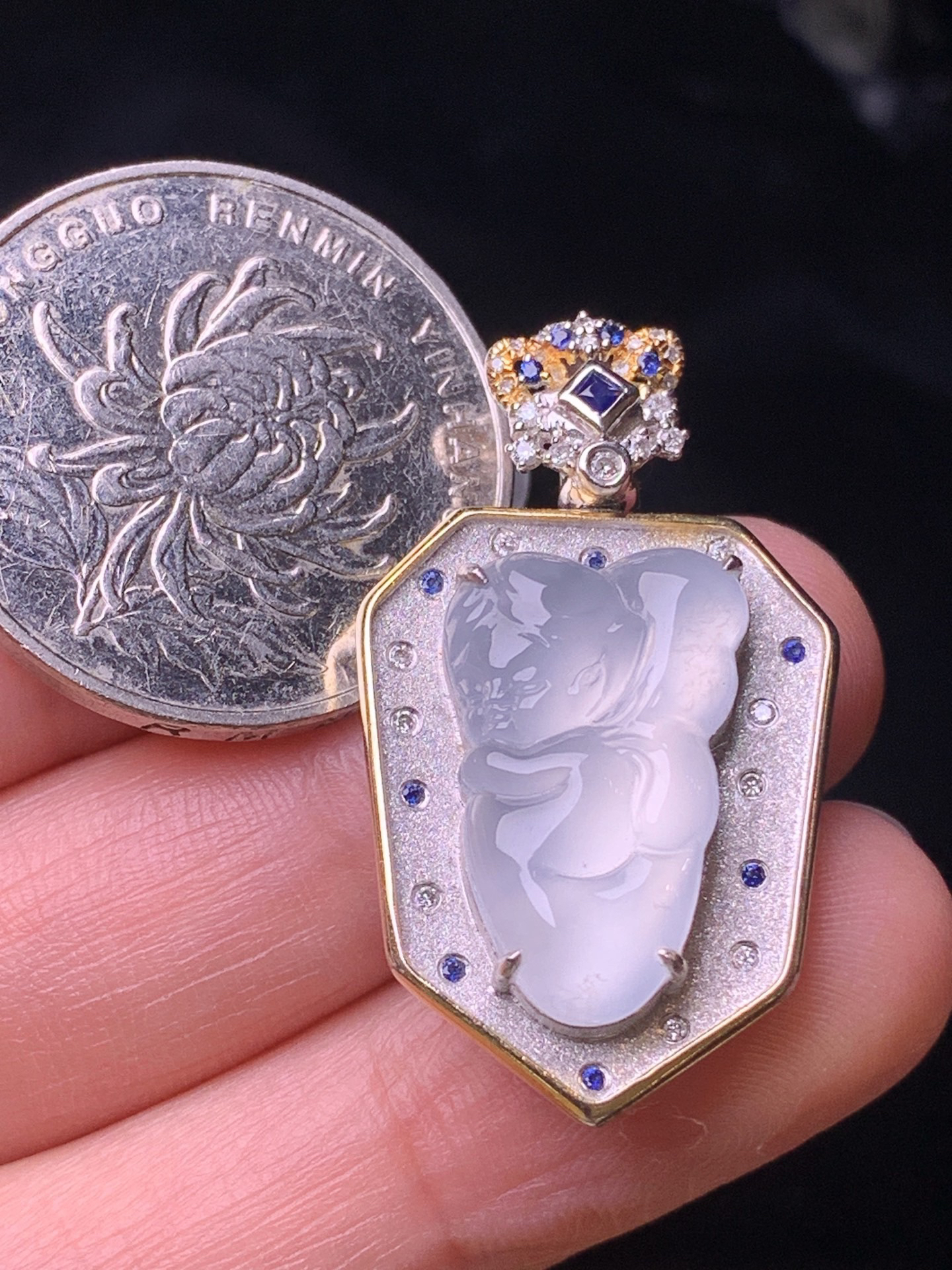 18k金钻镶嵌冰种天使吊坠 玉质细腻 色泽艳丽清新 水润亮眼 整体尺寸33*19*6.5t1