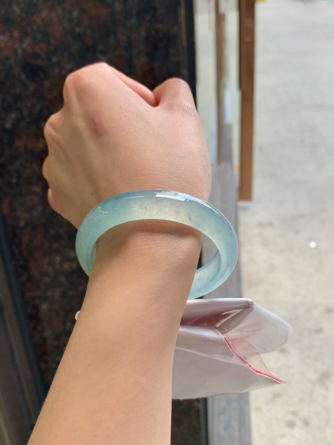 冰晴蓝正圈
50.9-12.5-7.5
温婉的冰晴蓝绿，同晨曦初照下的江南水乡，一抹清新，悠然自得！