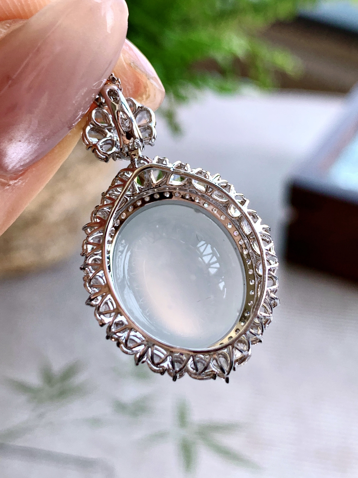 蛋面大鸽子蛋吊坠  
整体尺寸：32.7-20-13.4
裸石尺寸：16.8-13.9-4.6