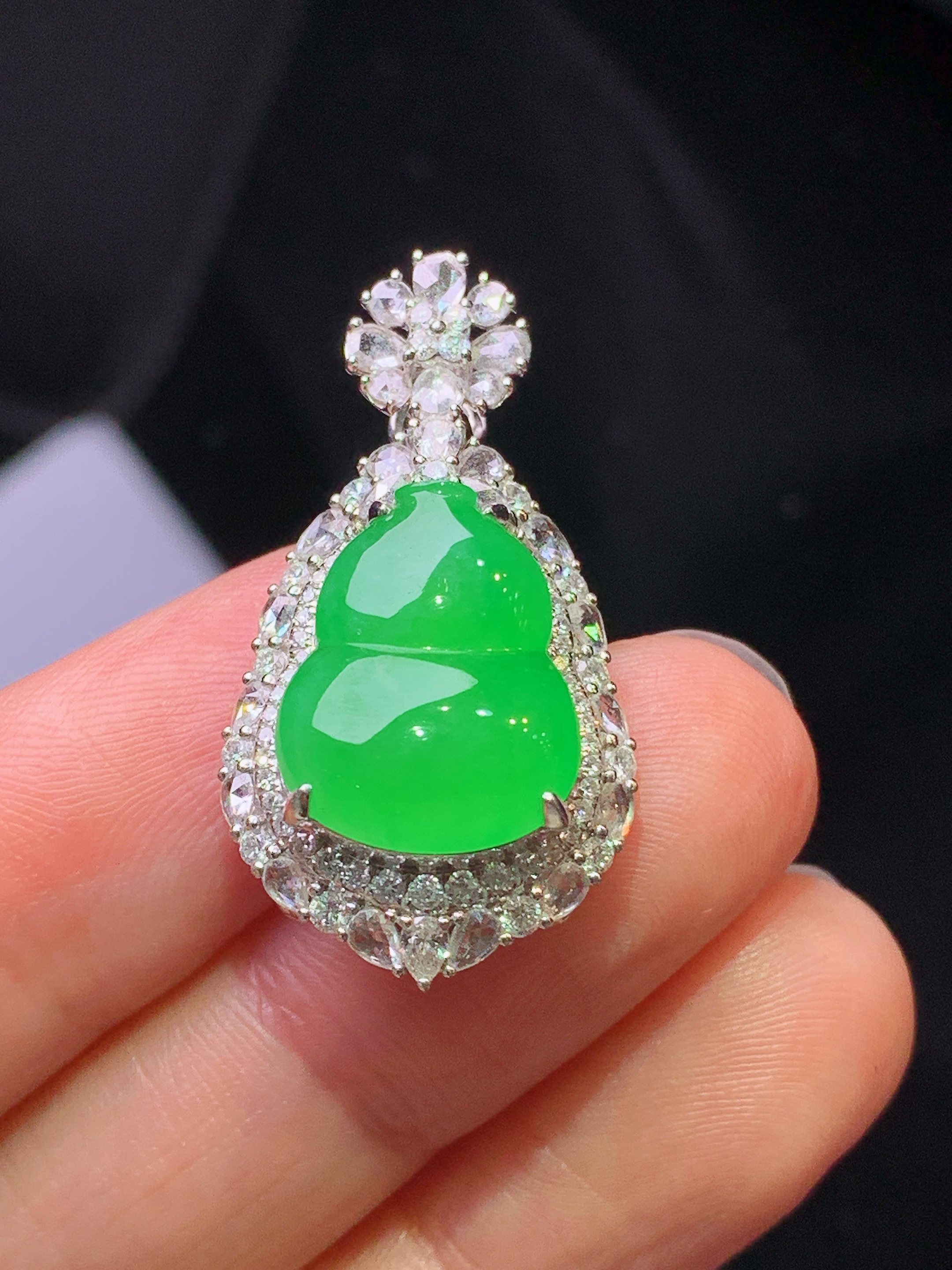 18k金钻镶嵌满绿葫芦吊坠 玉质细腻 色泽艳丽清新 水润亮眼 整体尺寸31.5*16.6*11.6s