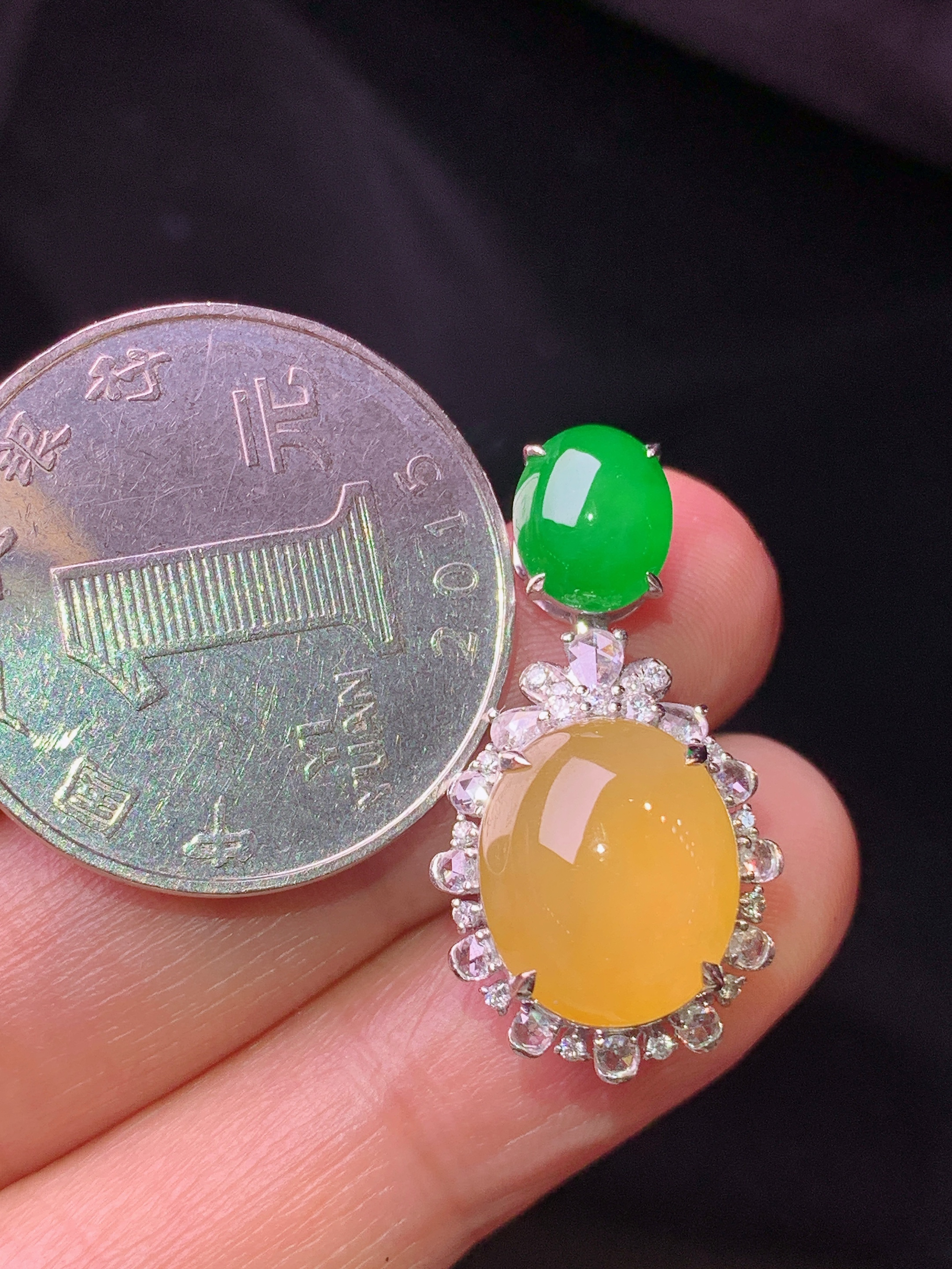 18k金钻镶嵌黄翡蛋面吊坠 玉质细腻 色泽艳丽清新 水润亮眼 整体尺寸27.3*14.5*11.8t2