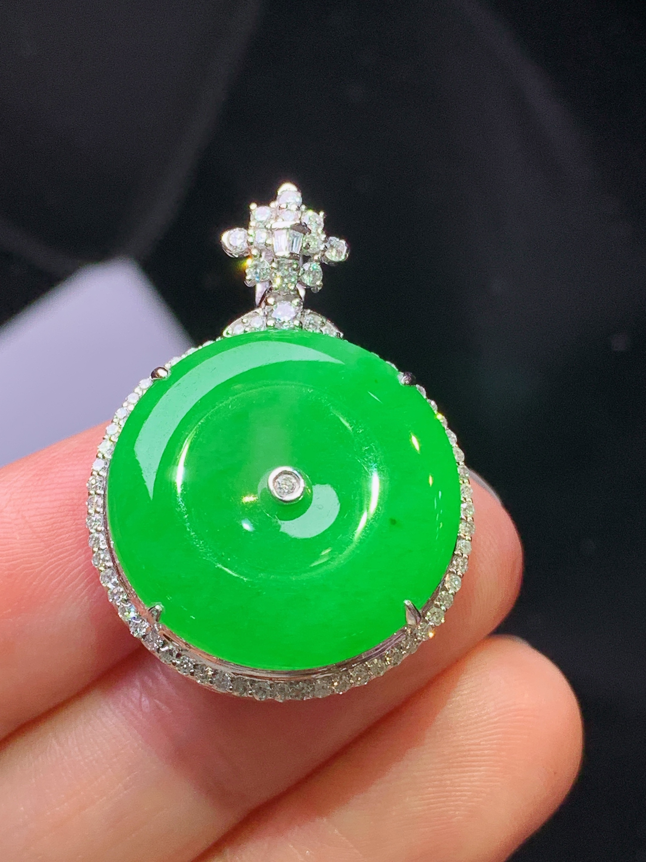 18k金钻镶嵌翠绿平安扣吊坠 玉质细腻 色泽艳丽清新 水润亮眼 整体尺寸30.6*22.6*10L2