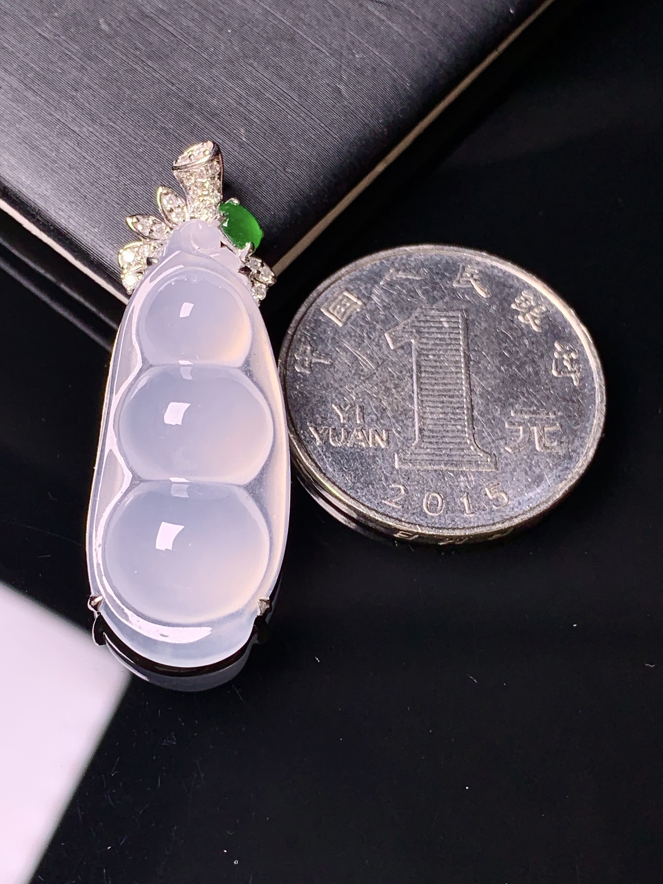 18k金钻镶嵌冰种四季豆吊坠 玉质细腻 色泽艳丽清新 水润亮眼 整体尺寸37.2*13.6*6.8t1