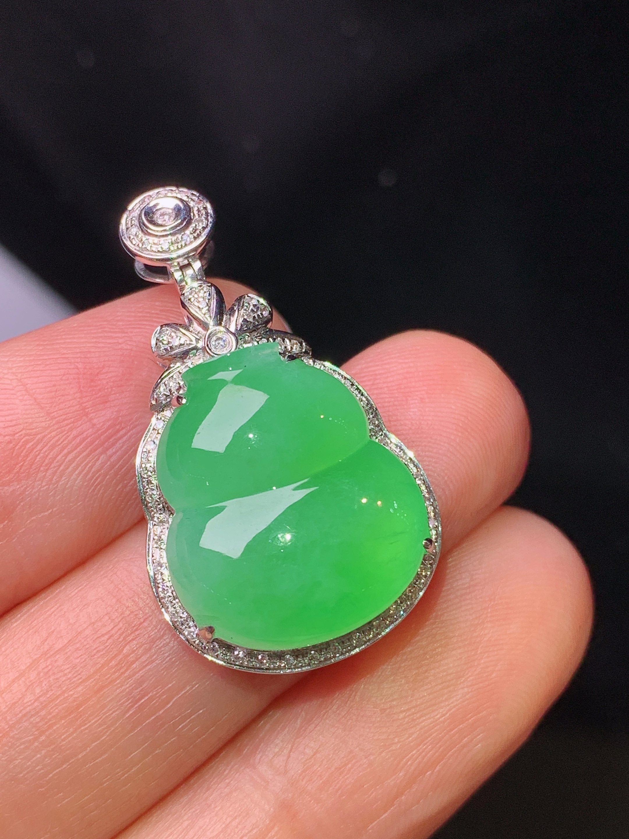 18k金钻镶嵌翠绿葫芦吊坠 玉质细腻 色泽艳丽清新 水润亮眼 整体尺寸29.5*16.7*7.6L2