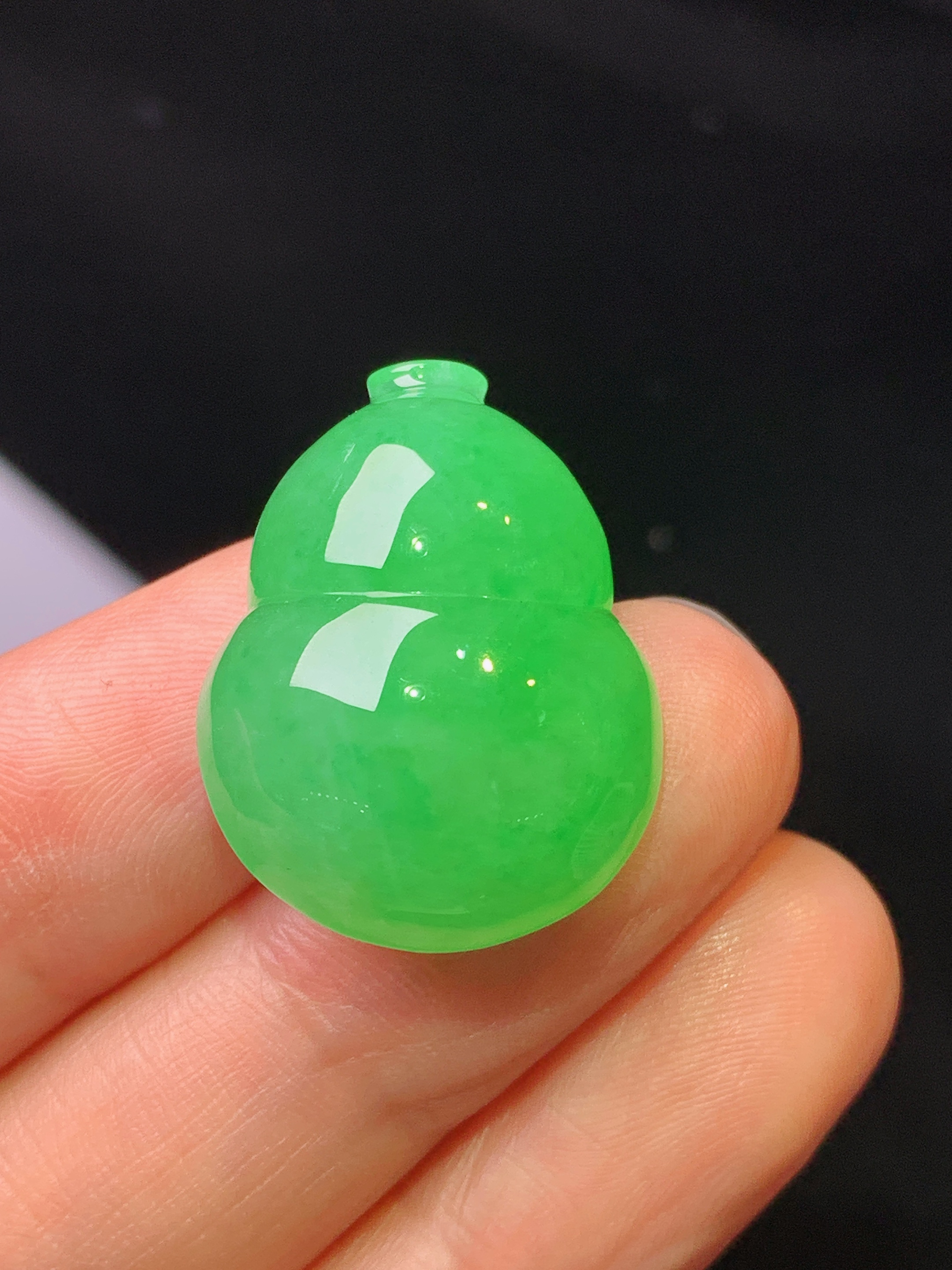 镶嵌款 满绿葫芦吊坠 玉质细腻 色泽艳丽清新 水润亮眼 整体尺寸24.5*18.8*10.8y2