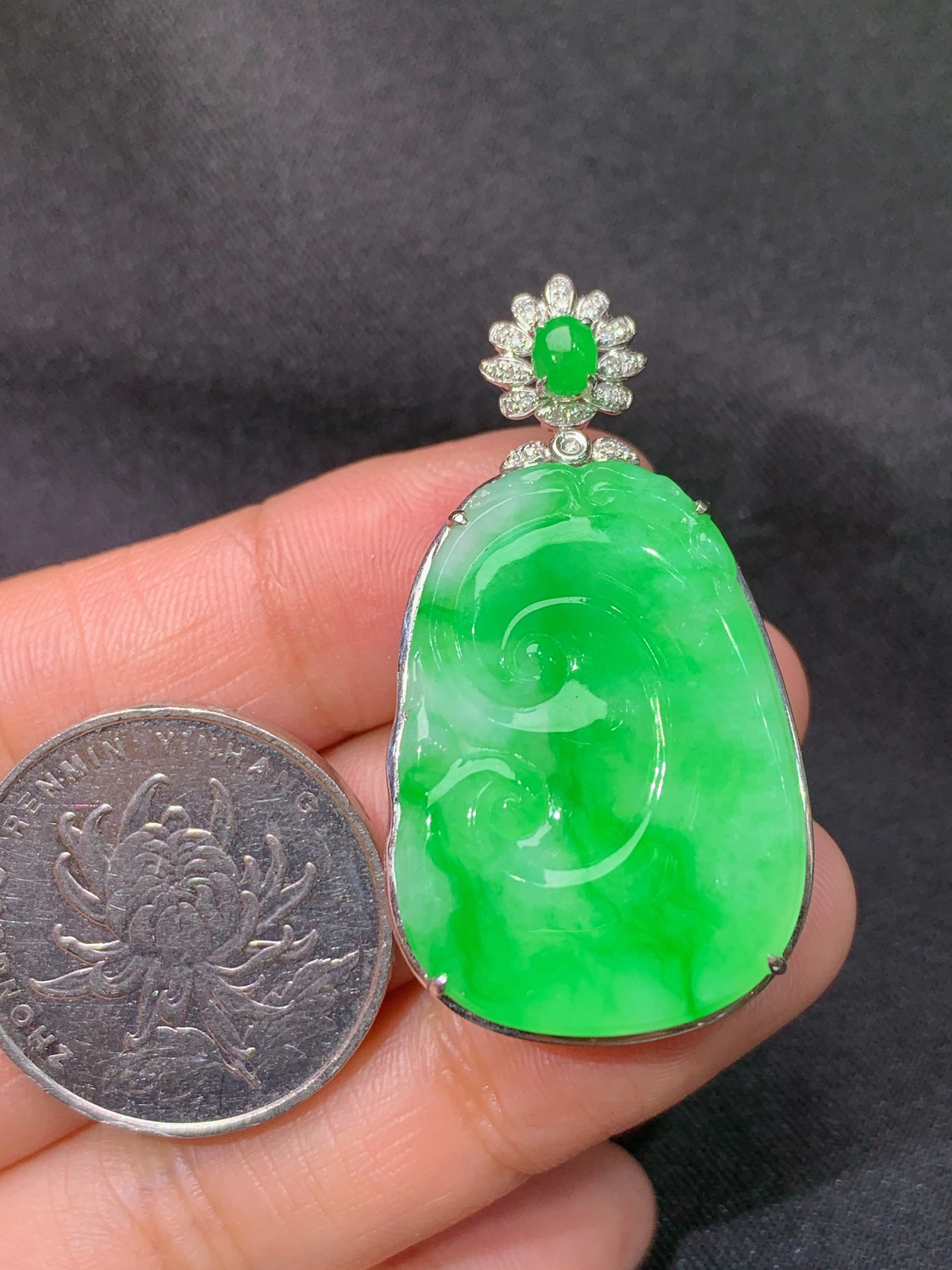 冰阳绿如意吊坠，18k金镶嵌，冰润色阳，玉质细腻，种水足，Jm 尺寸40.8*22.5*7.7