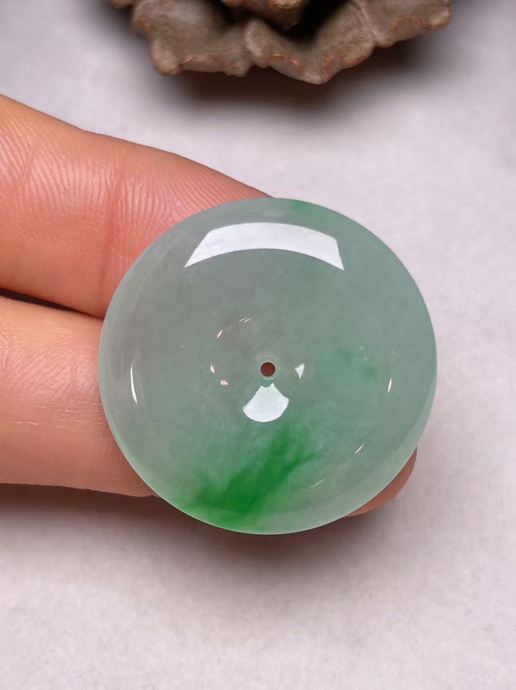 冰种飘绿【平安扣】吊坠，种水好、玉质细腻 ，卖相好‘