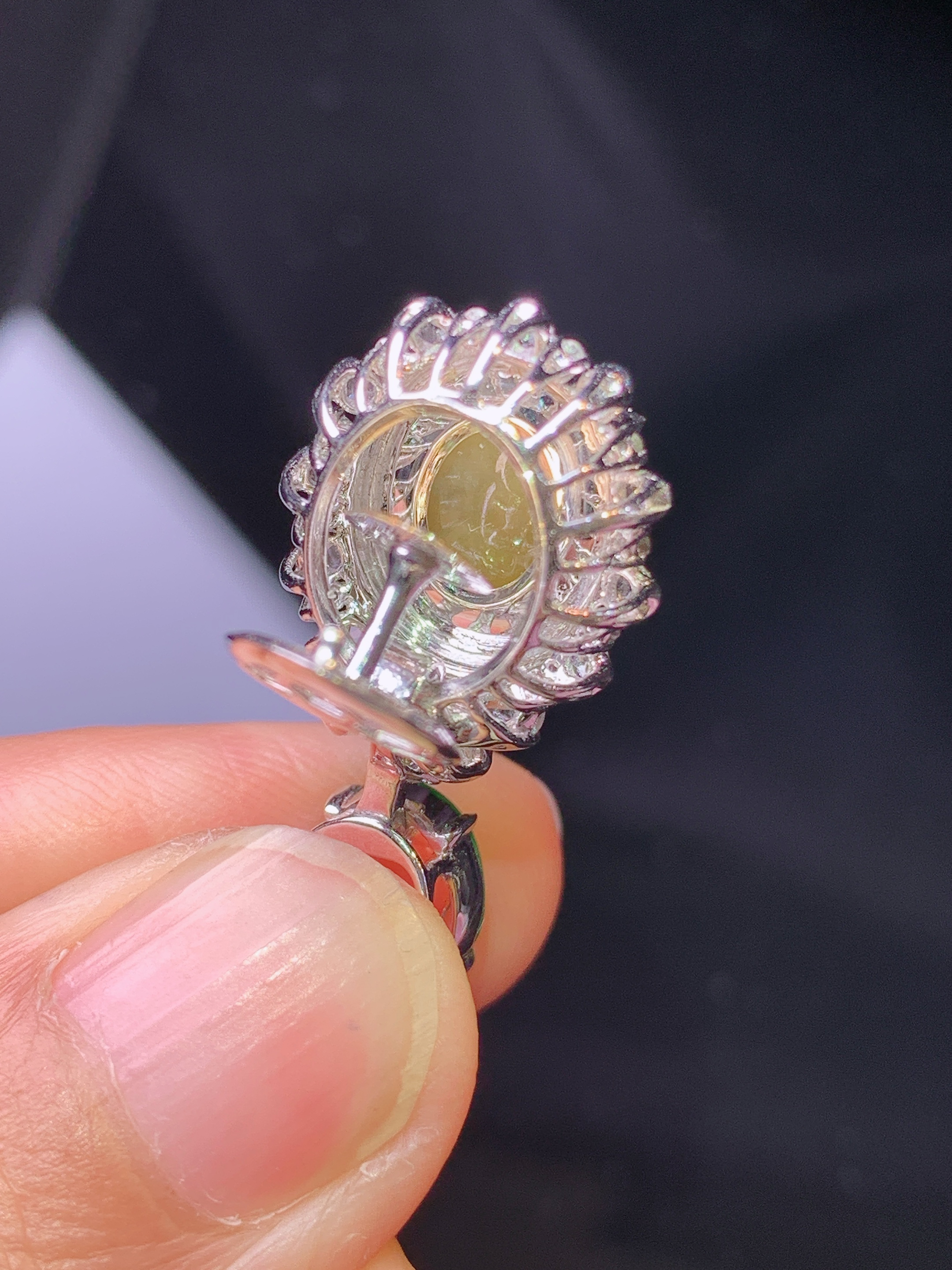 18k金钻镶嵌黄翡蛋面吊坠 玉质细腻 色泽艳丽清新 水润亮眼 整体尺寸27.3*14.5*11.8t2